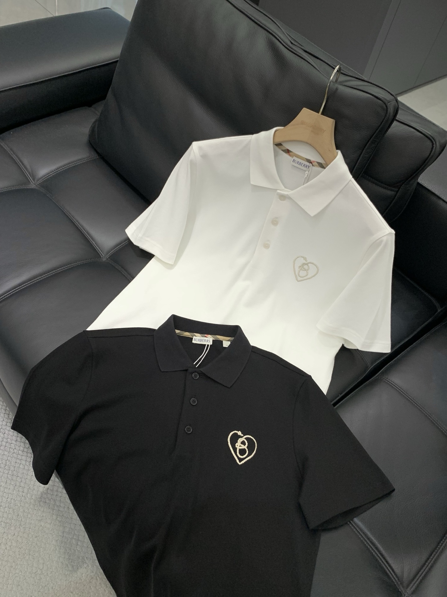 ，Burberry 巴宝莉，2026夏季最新品，专柜同步有售，原单狠货，时尚休闲翻领短袖T恤，进口原版面