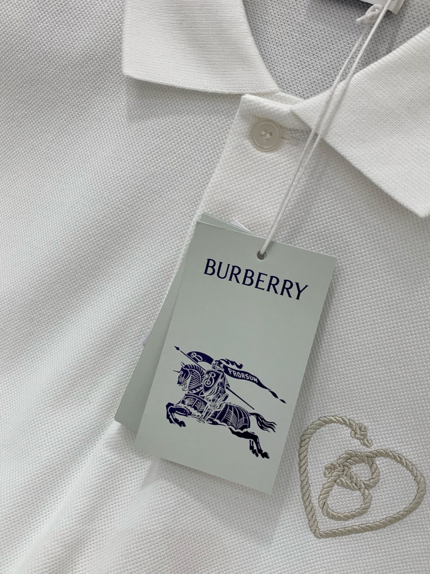 ，Burberry 巴宝莉，2026夏季最新品，专柜同步有售，原单狠货，时尚休闲翻领短袖T恤，进口原版面