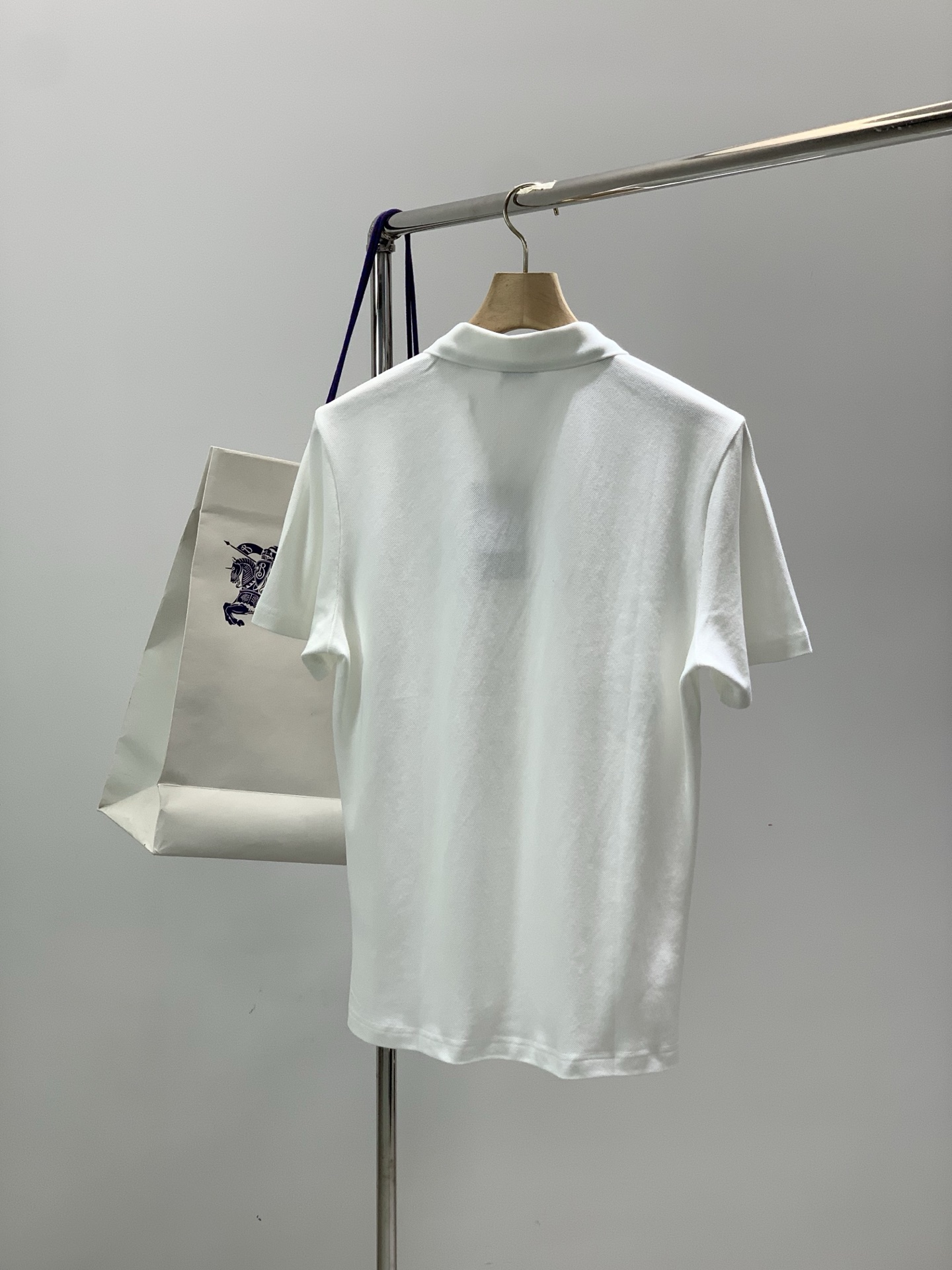 ，Burberry 巴宝莉，2026夏季最新品，专柜同步有售，原单狠货，时尚休闲翻领短袖T恤，进口原版面