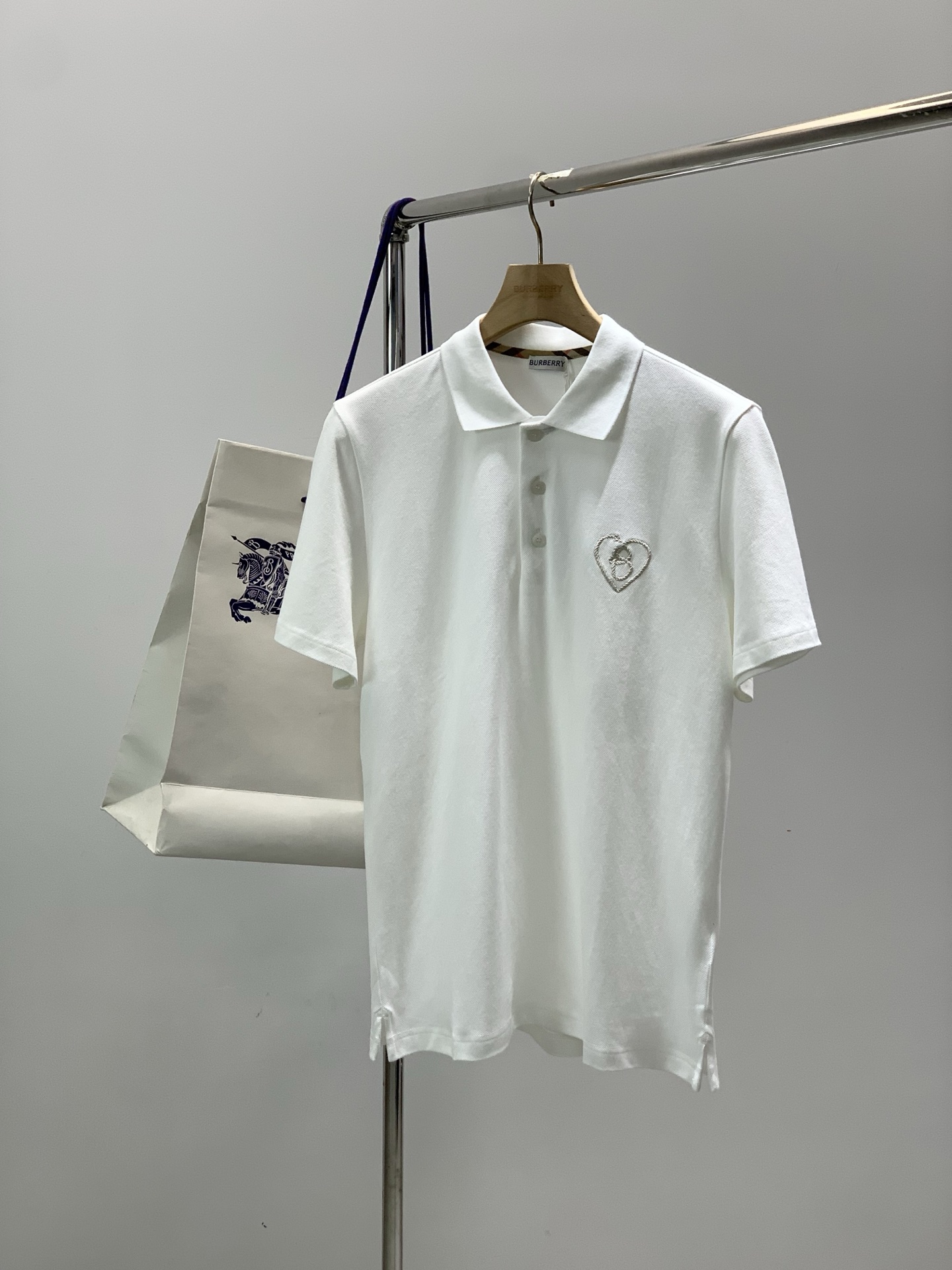 ，Burberry 巴宝莉，2026夏季最新品，专柜同步有售，原单狠货，时尚休闲翻领短袖T恤，进口原版面