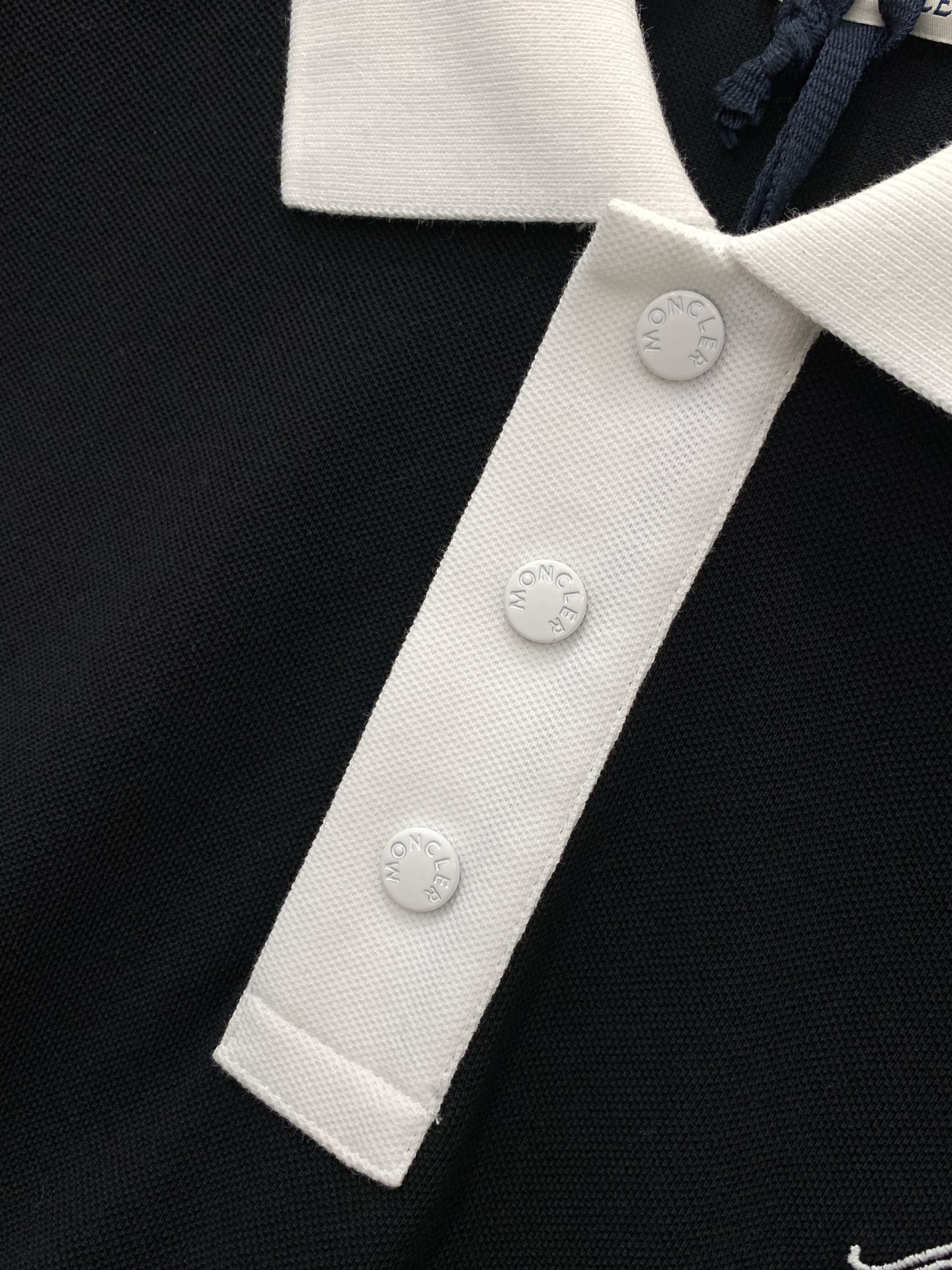 ，Moncler 蒙口，2026夏季最新品，专柜同步有售，原单狠货，时尚休闲翻领短袖T恤，上身舒适！吸睛