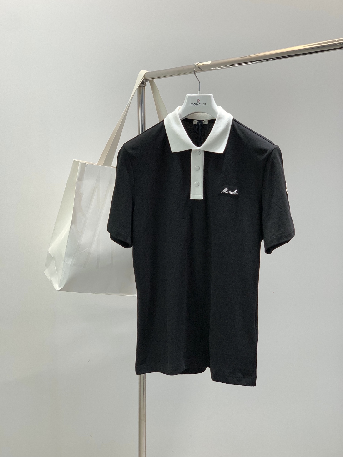 ，Moncler 蒙口，2026夏季最新品，专柜同步有售，原单狠货，时尚休闲翻领短袖T恤，上身舒适！吸睛