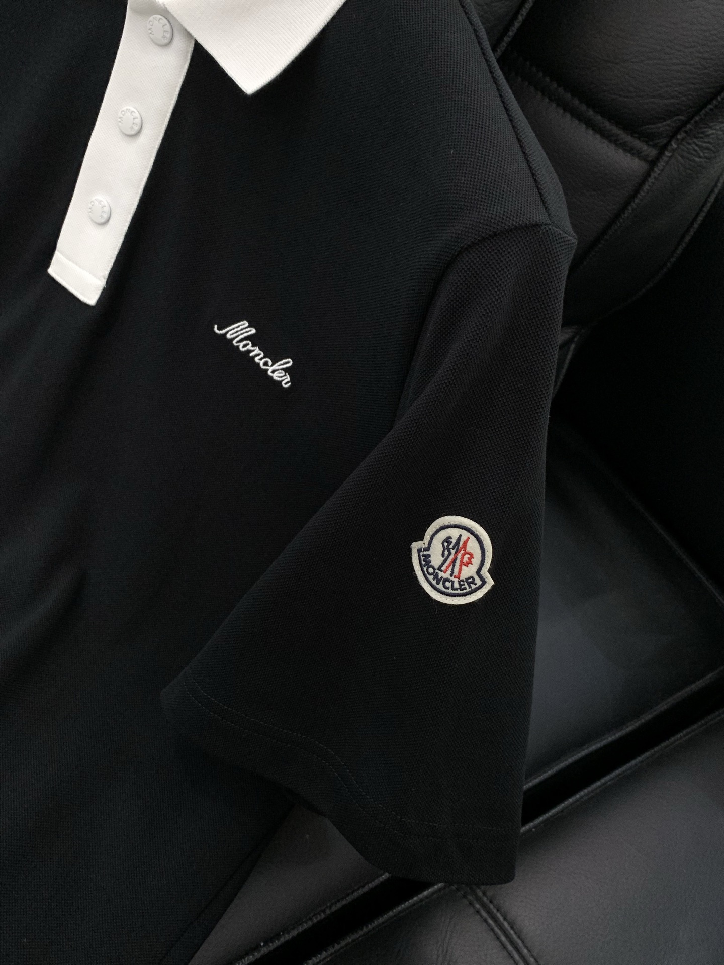 ，Moncler 蒙口，2026夏季最新品，专柜同步有售，原单狠货，时尚休闲翻领短袖T恤，上身舒适！吸睛
