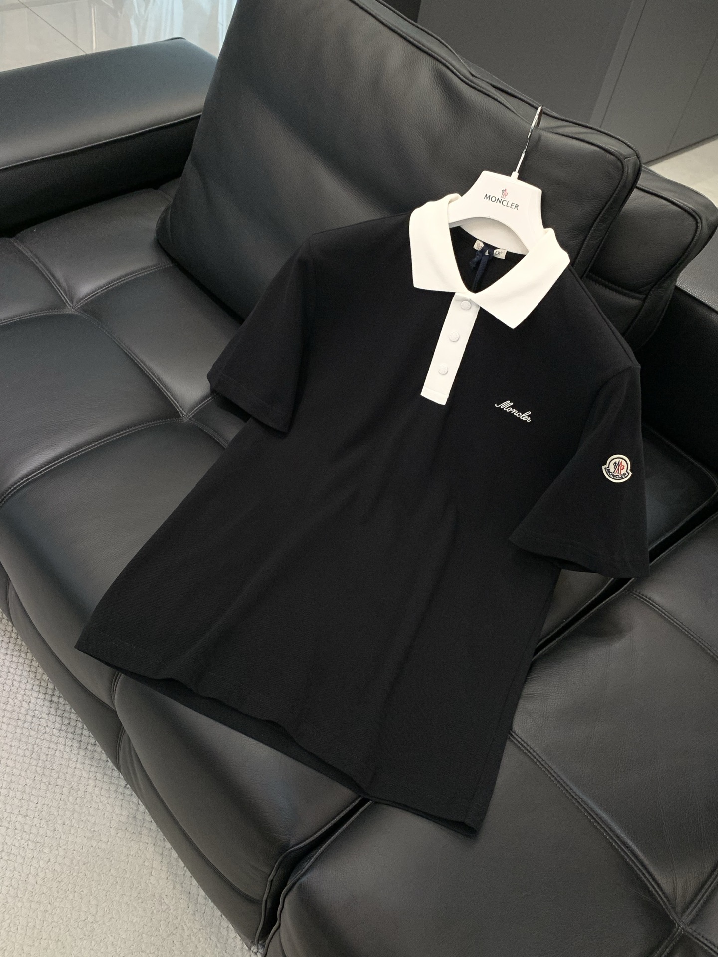 ，Moncler 蒙口，2026夏季最新品，专柜同步有售，原单狠货，时尚休闲翻领短袖T恤，上身舒适！吸睛