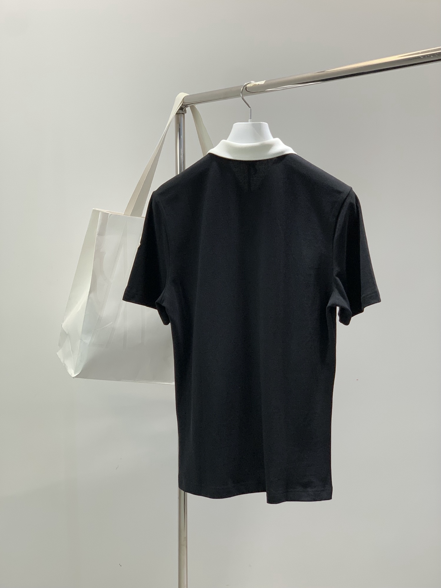 ，Moncler 蒙口，2026夏季最新品，专柜同步有售，原单狠货，时尚休闲翻领短袖T恤，上身舒适！吸睛