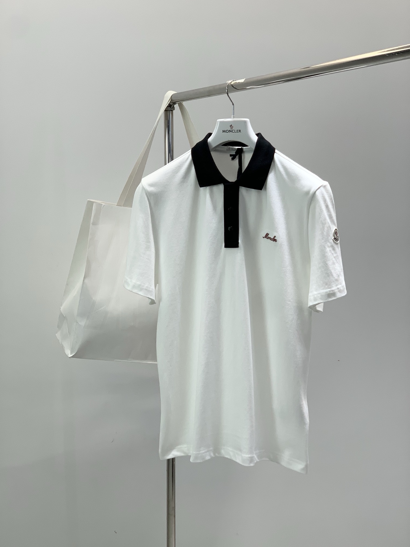 ，Moncler 蒙口，2026夏季最新品，专柜同步有售，原单狠货，时尚休闲翻领短袖T恤，上身舒适！吸睛