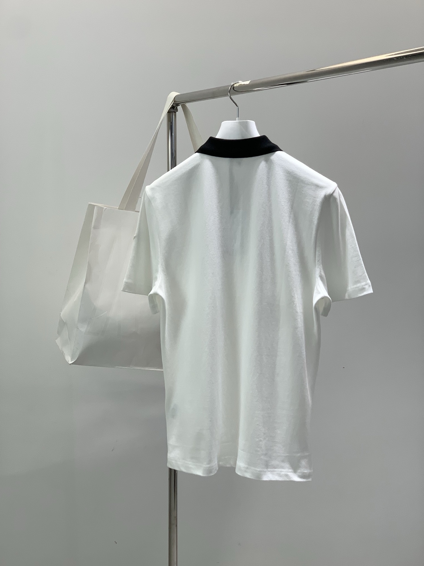 ，Moncler 蒙口，2026夏季最新品，专柜同步有售，原单狠货，时尚休闲翻领短袖T恤，上身舒适！吸睛