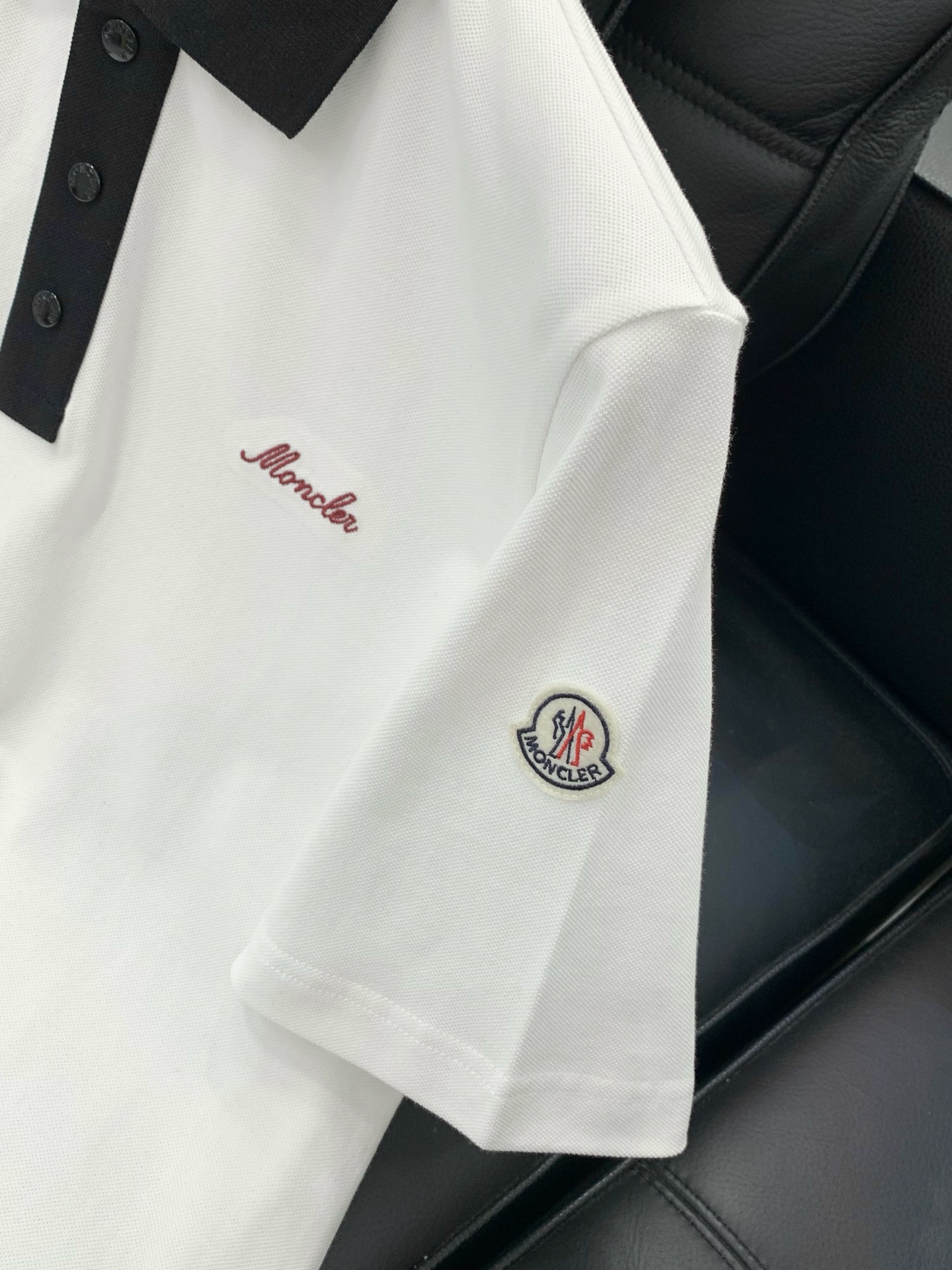 ，Moncler 蒙口，2026夏季最新品，专柜同步有售，原单狠货，时尚休闲翻领短袖T恤，上身舒适！吸睛