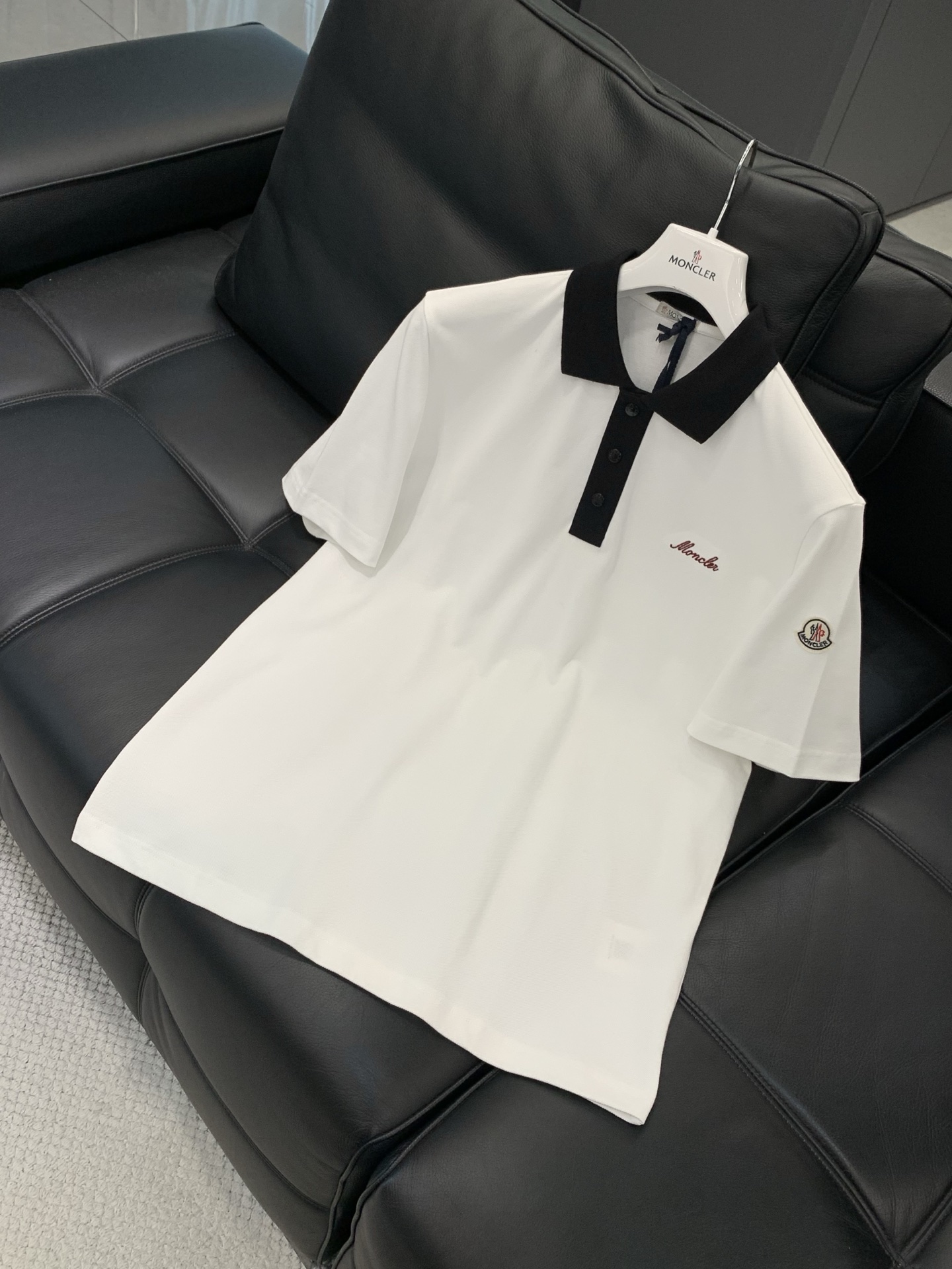 ，Moncler 蒙口，2026夏季最新品，专柜同步有售，原单狠货，时尚休闲翻领短袖T恤，上身舒适！吸睛