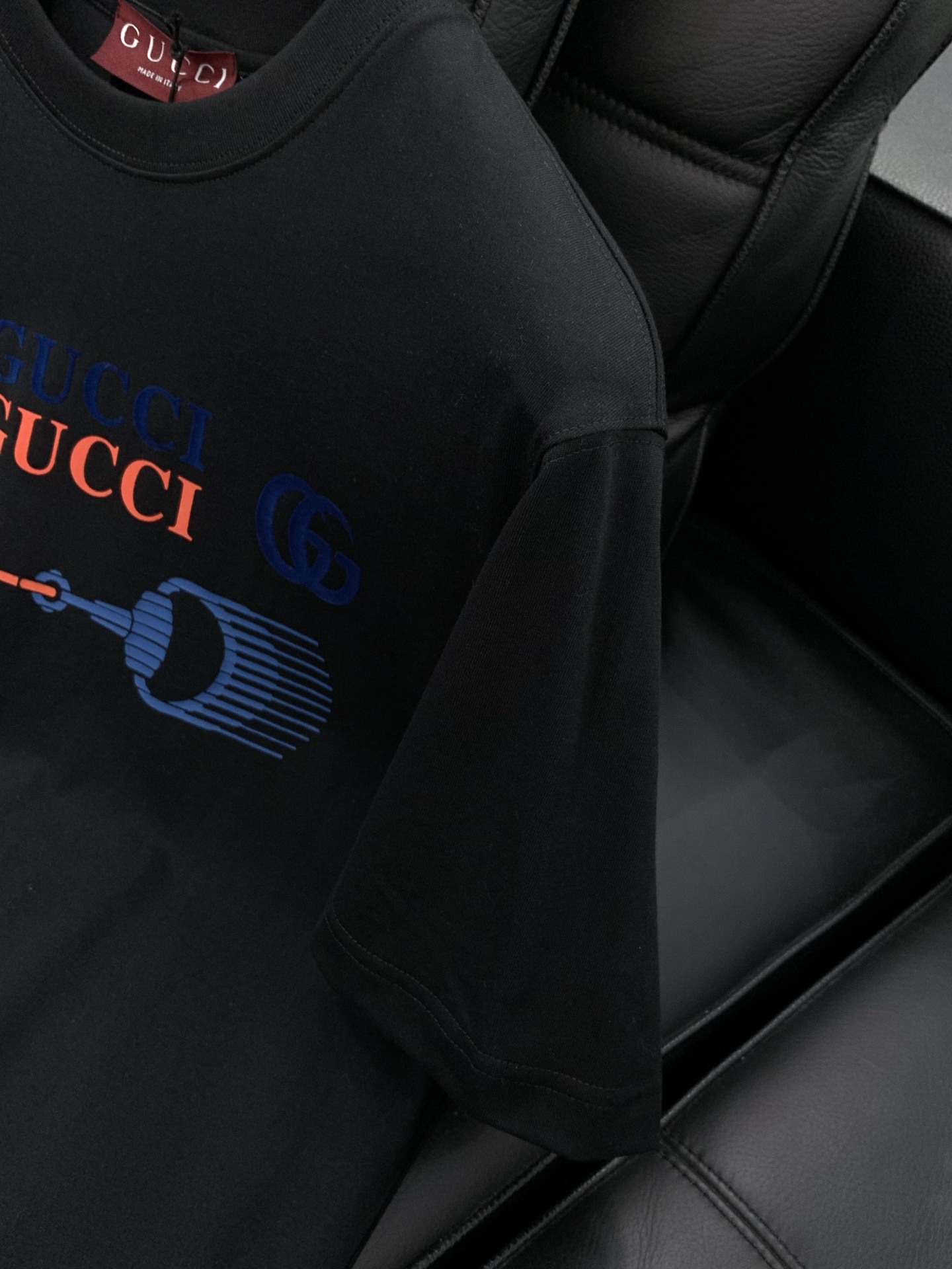 ，Gucci 古驰，2026夏季最新款，专柜同步有售，原单狠货，时尚休闲圆领短袖T恤，上身很有特点！吸睛