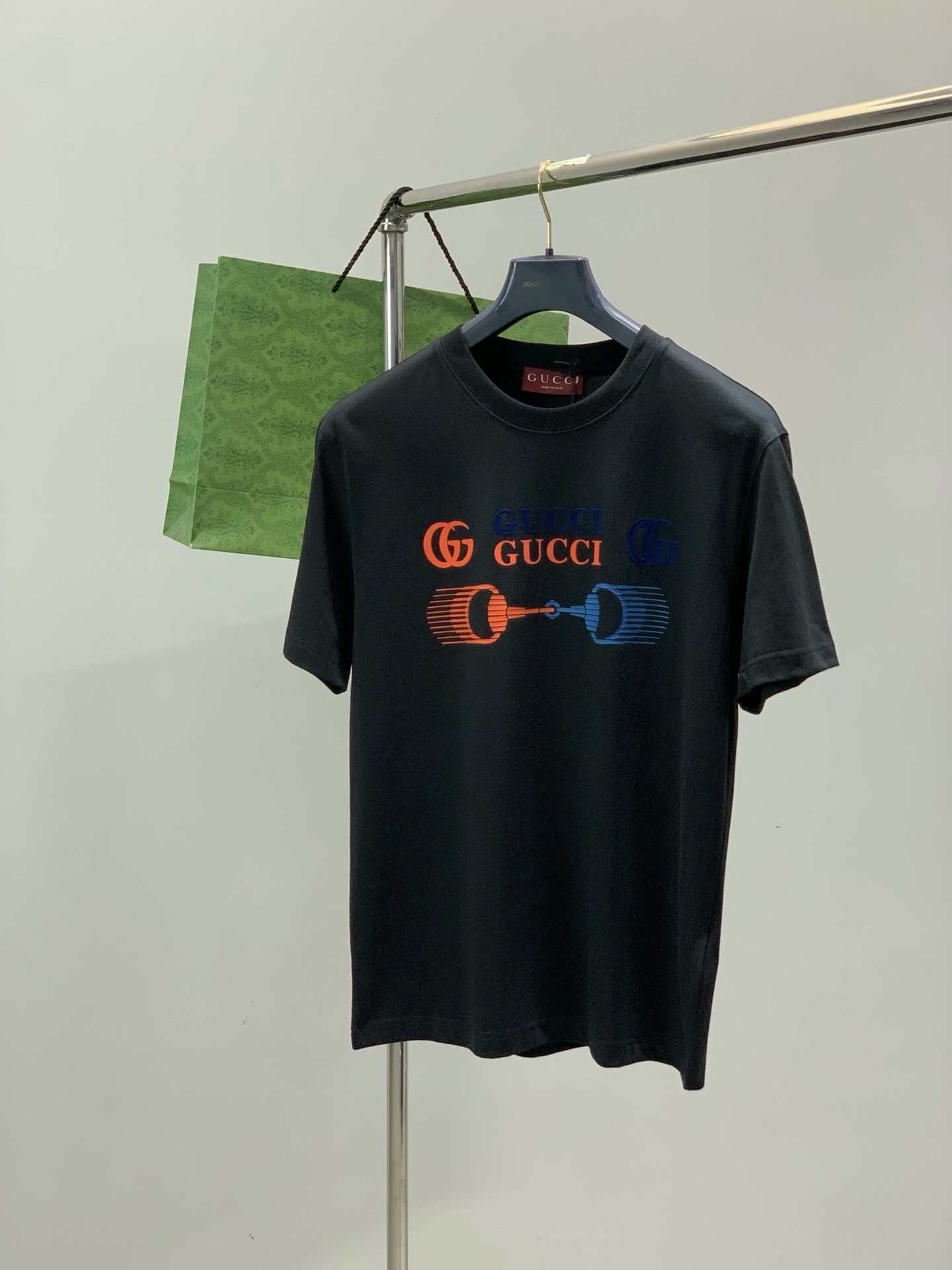 ，Gucci 古驰，2026夏季最新款，专柜同步有售，原单狠货，时尚休闲圆领短袖T恤，上身很有特点！吸睛