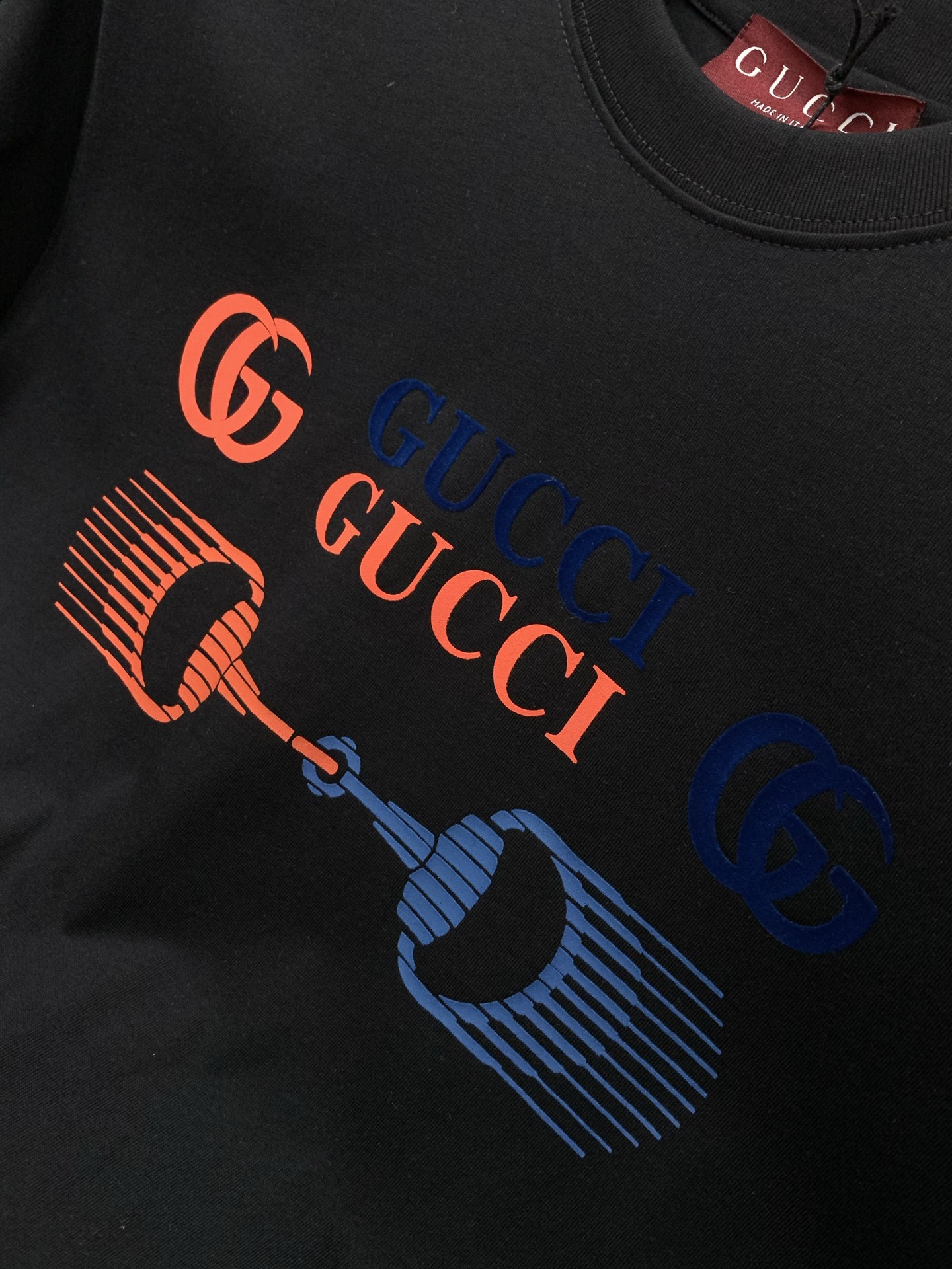 ，Gucci 古驰，2026夏季最新款，专柜同步有售，原单狠货，时尚休闲圆领短袖T恤，上身很有特点！吸睛