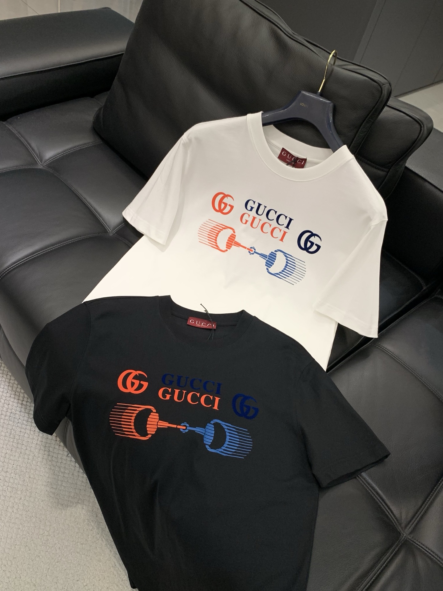 ，Gucci 古驰，2026夏季最新款，专柜同步有售，原单狠货，时尚休闲圆领短袖T恤，上身很有特点！吸睛