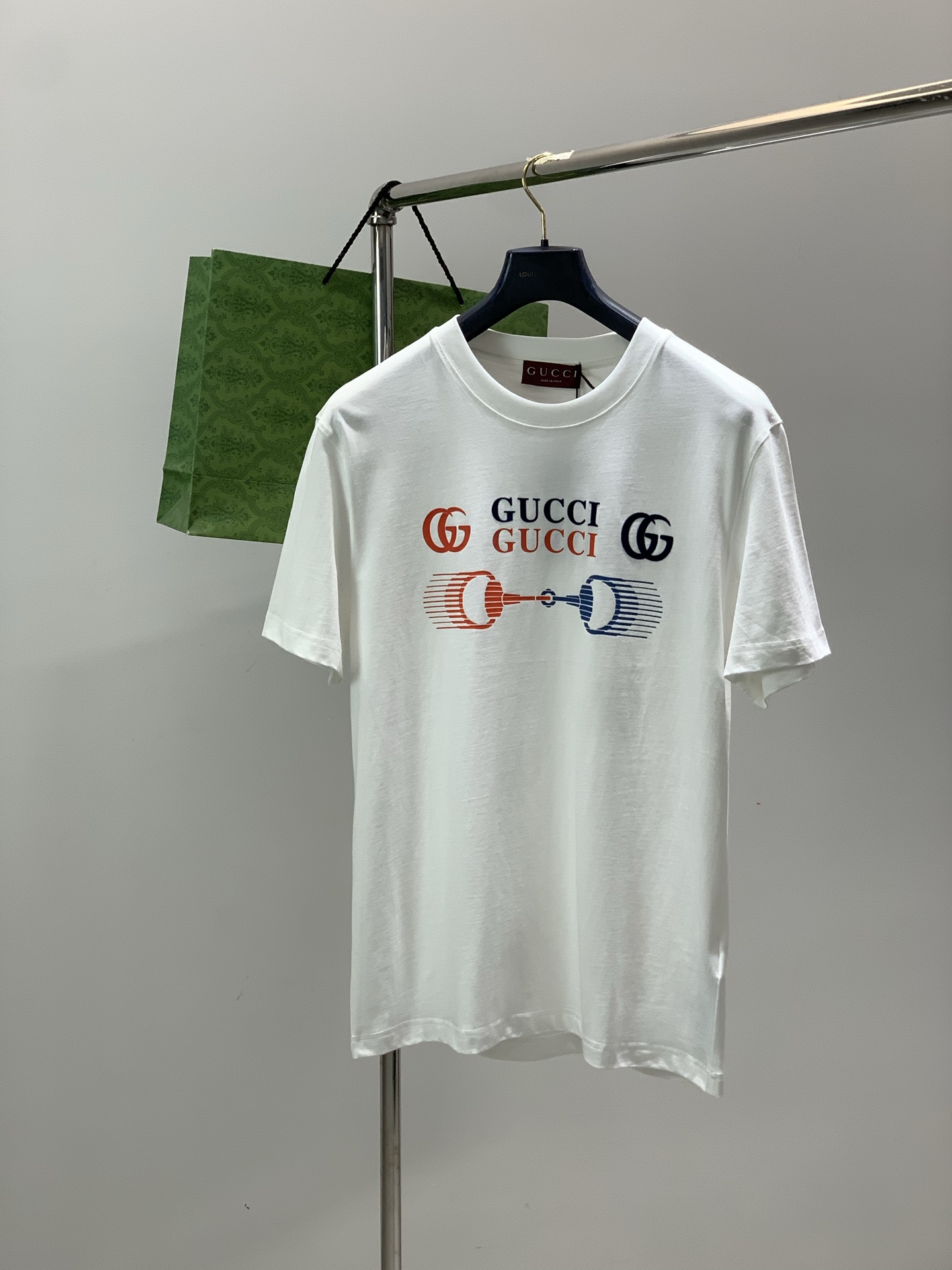 ，Gucci 古驰，2026夏季最新款，专柜同步有售，原单狠货，时尚休闲圆领短袖T恤，上身很有特点！吸睛