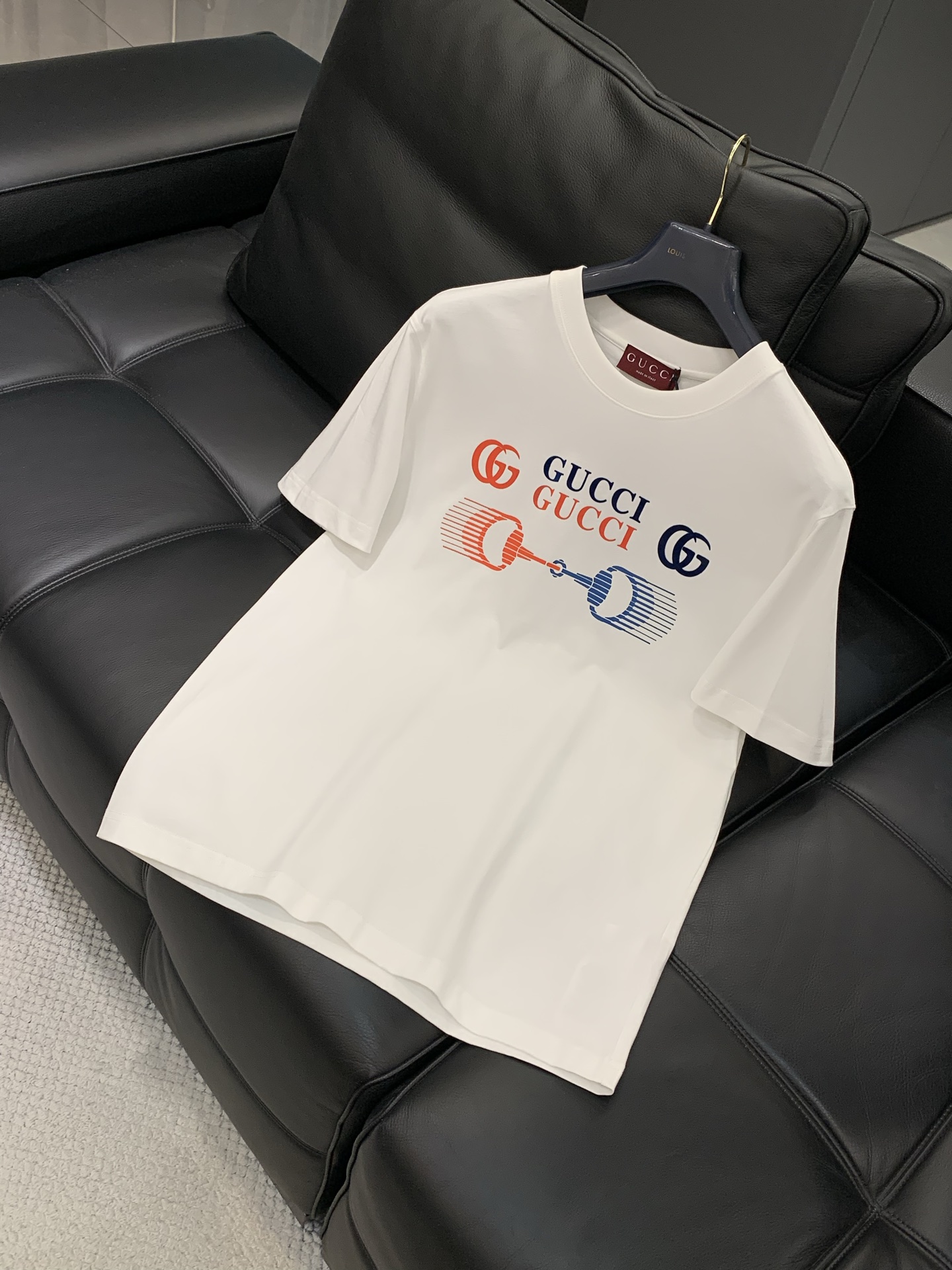 ，Gucci 古驰，2026夏季最新款，专柜同步有售，原单狠货，时尚休闲圆领短袖T恤，上身很有特点！吸睛