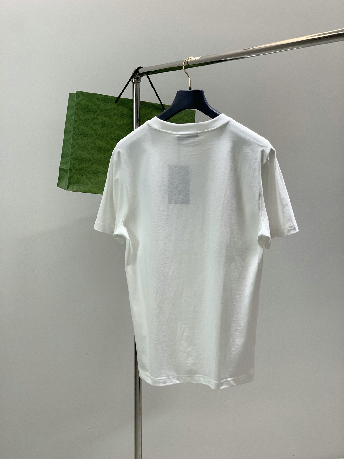 ，Gucci 古驰，2026夏季最新款，专柜同步有售，原单狠货，时尚休闲圆领短袖T恤，上身很有特点！吸睛
