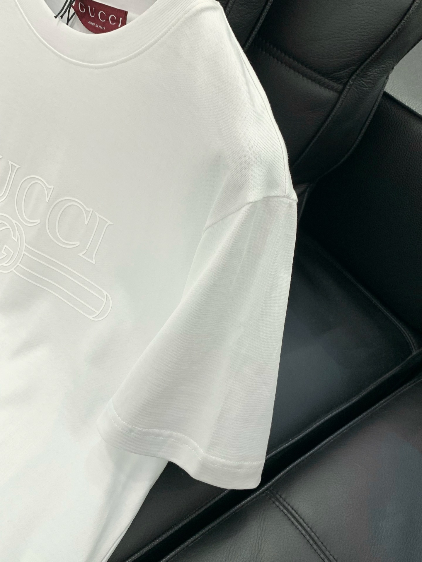，Gucci 古驰，2026夏季最新款，专柜同步有售，原单狠货，时尚休闲圆领短袖T恤，上身很有特点！吸睛