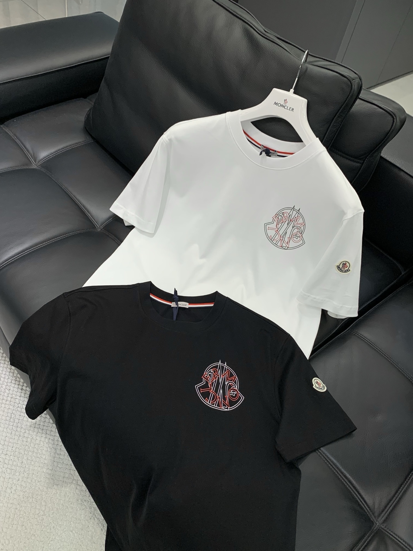 ，Moncler 蒙口，2026夏季最新品，专柜同步有售，原单狠货，时尚休闲圆领短袖T恤，上身舒适！吸睛