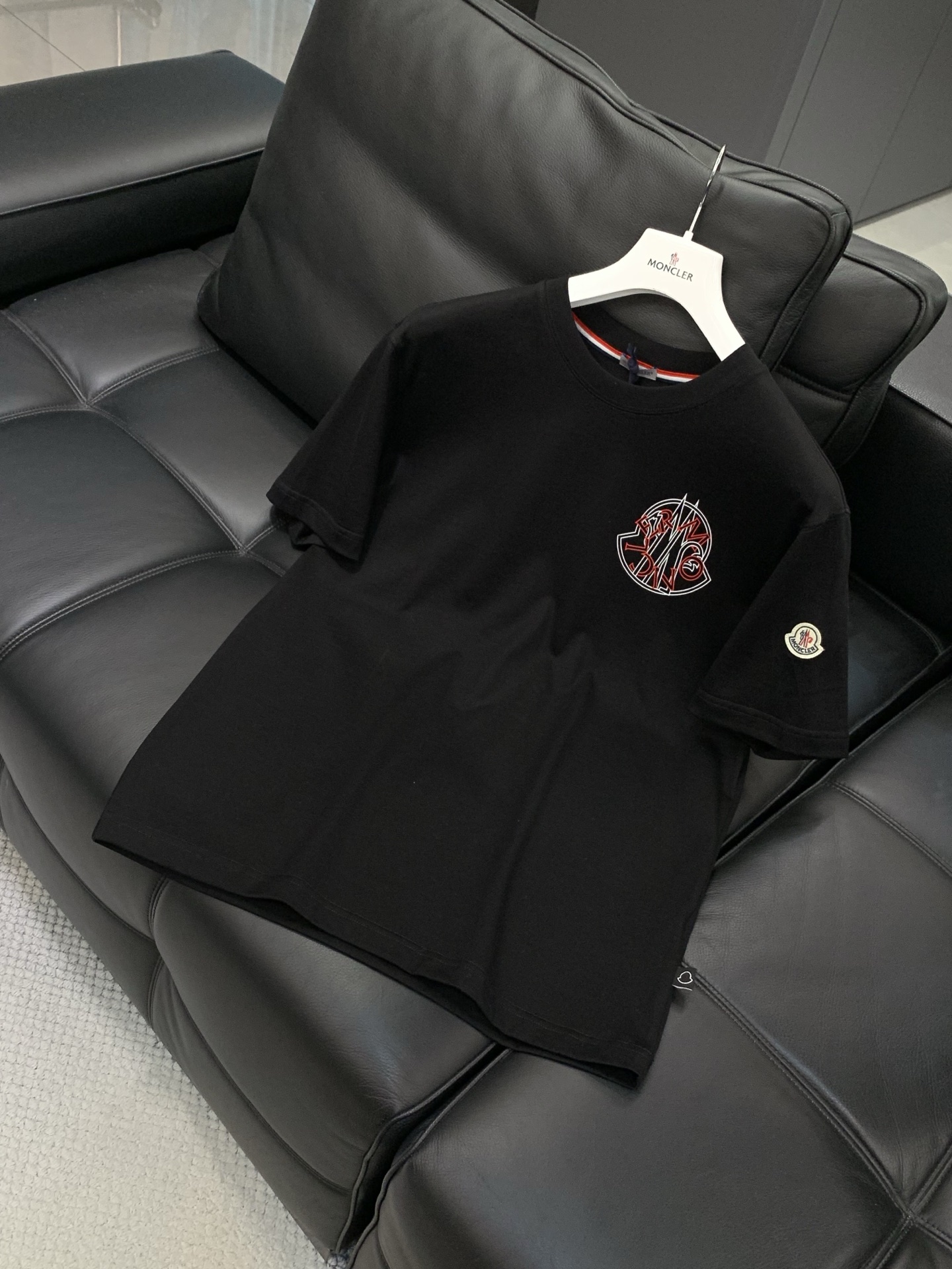 ，Moncler 蒙口，2026夏季最新品，专柜同步有售，原单狠货，时尚休闲圆领短袖T恤，上身舒适！吸睛