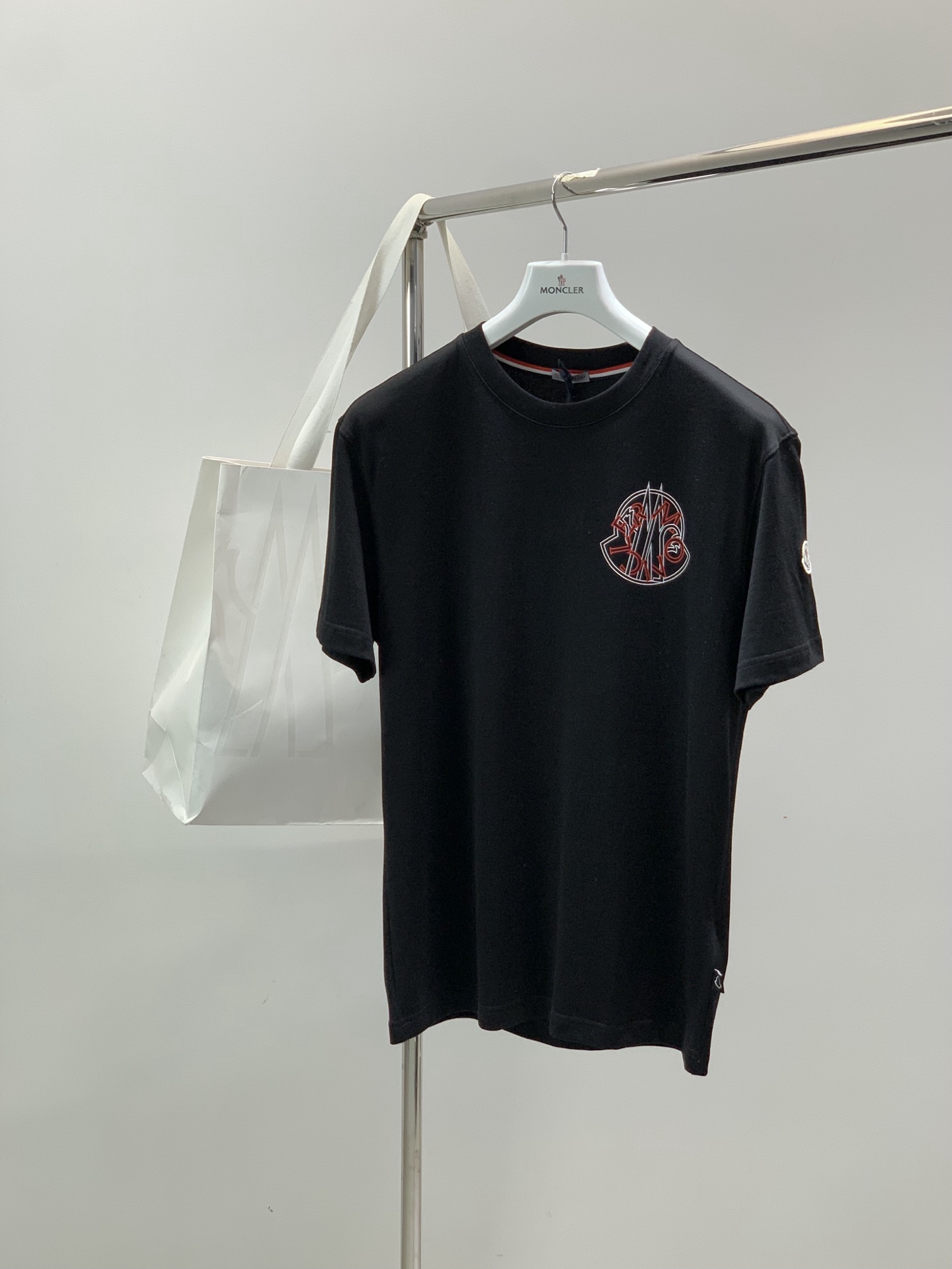 ，Moncler 蒙口，2026夏季最新品，专柜同步有售，原单狠货，时尚休闲圆领短袖T恤，上身舒适！吸睛