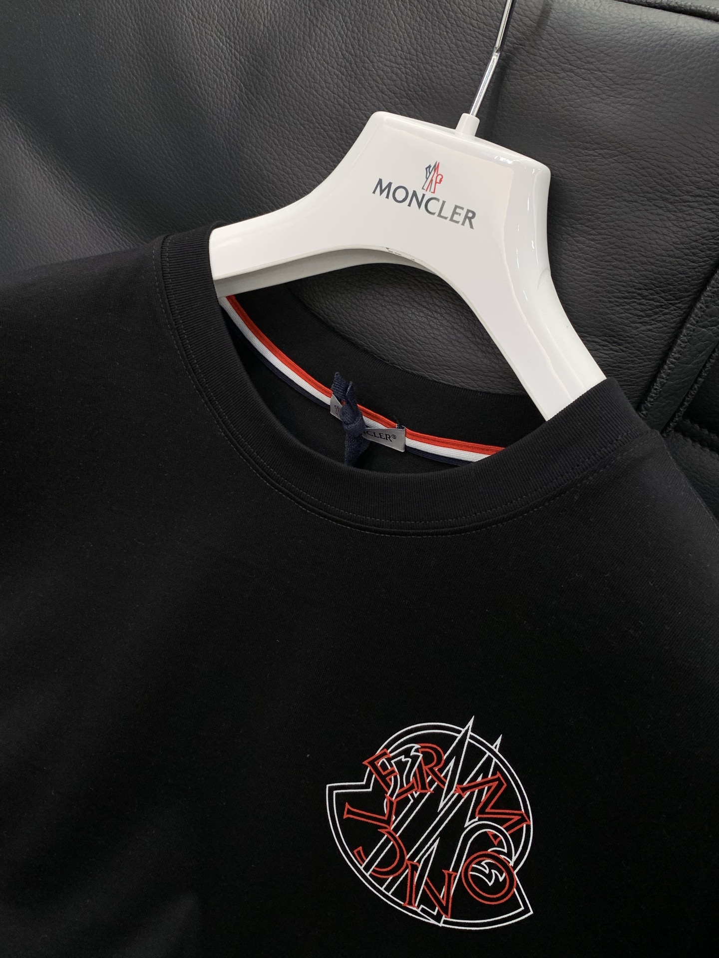 ，Moncler 蒙口，2026夏季最新品，专柜同步有售，原单狠货，时尚休闲圆领短袖T恤，上身舒适！吸睛