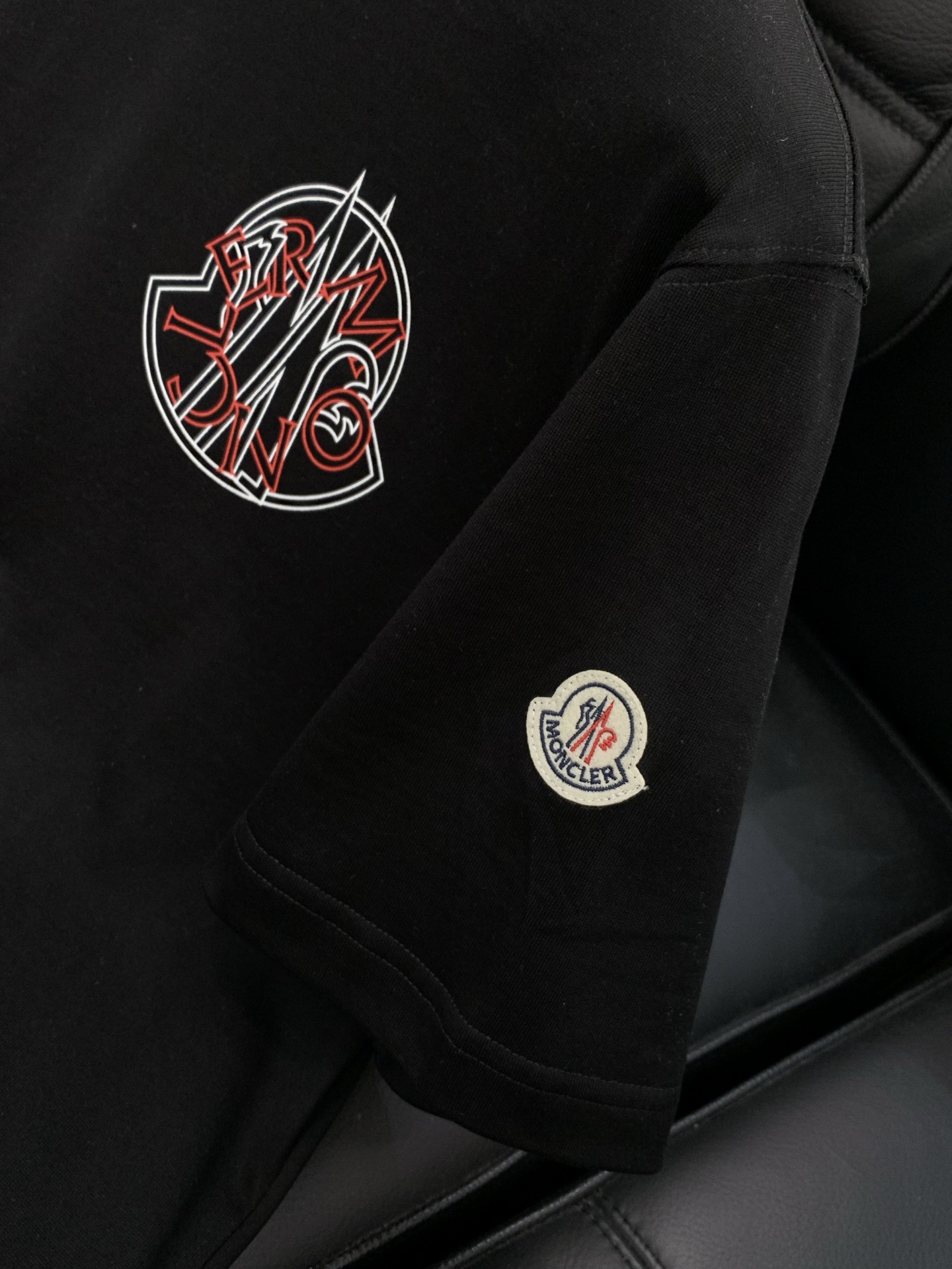 ，Moncler 蒙口，2026夏季最新品，专柜同步有售，原单狠货，时尚休闲圆领短袖T恤，上身舒适！吸睛