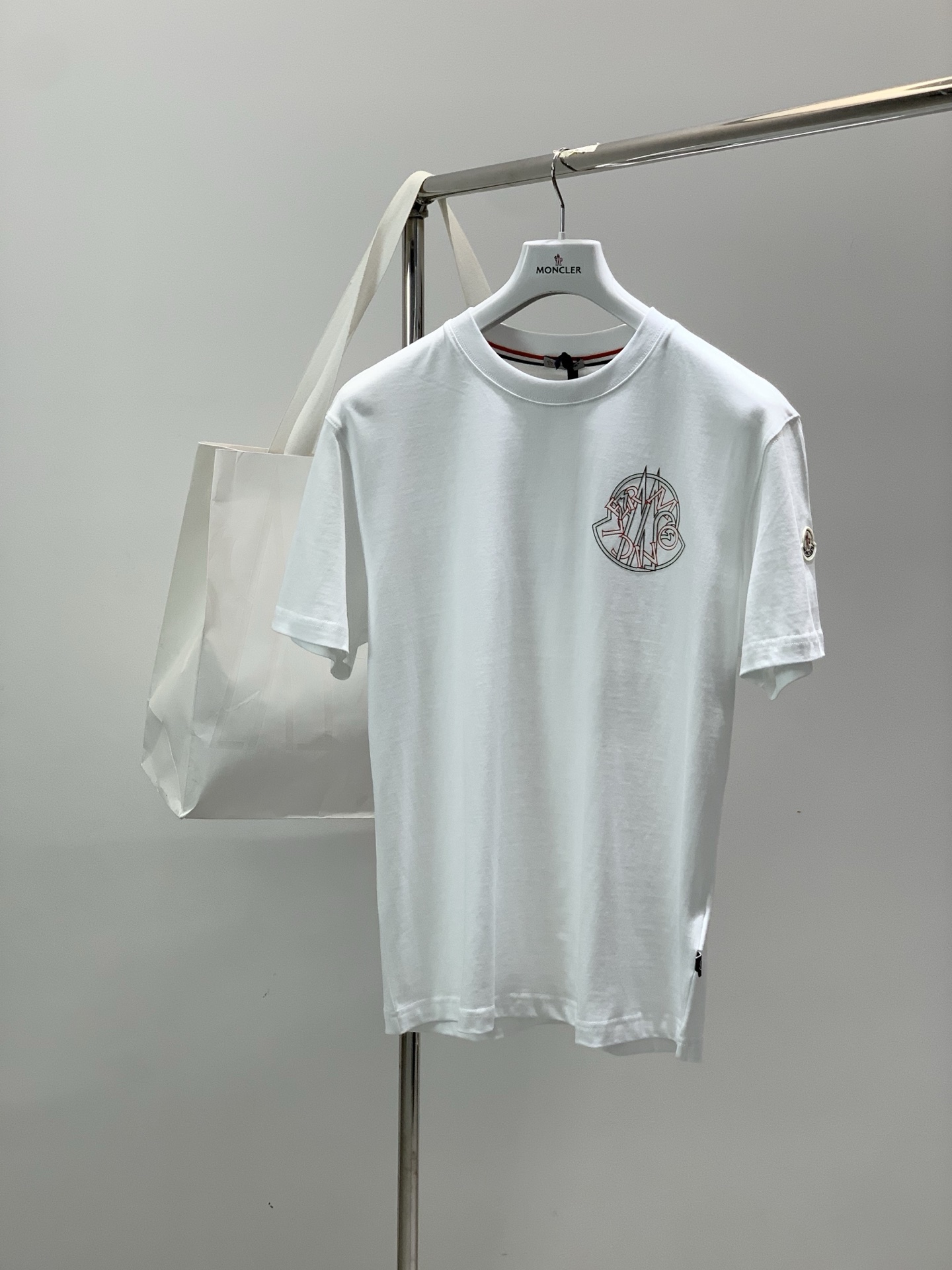 ，Moncler 蒙口，2026夏季最新品，专柜同步有售，原单狠货，时尚休闲圆领短袖T恤，上身舒适！吸睛