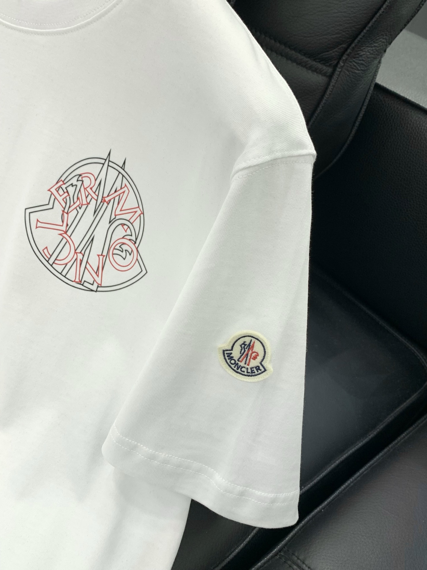 ，Moncler 蒙口，2026夏季最新品，专柜同步有售，原单狠货，时尚休闲圆领短袖T恤，上身舒适！吸睛