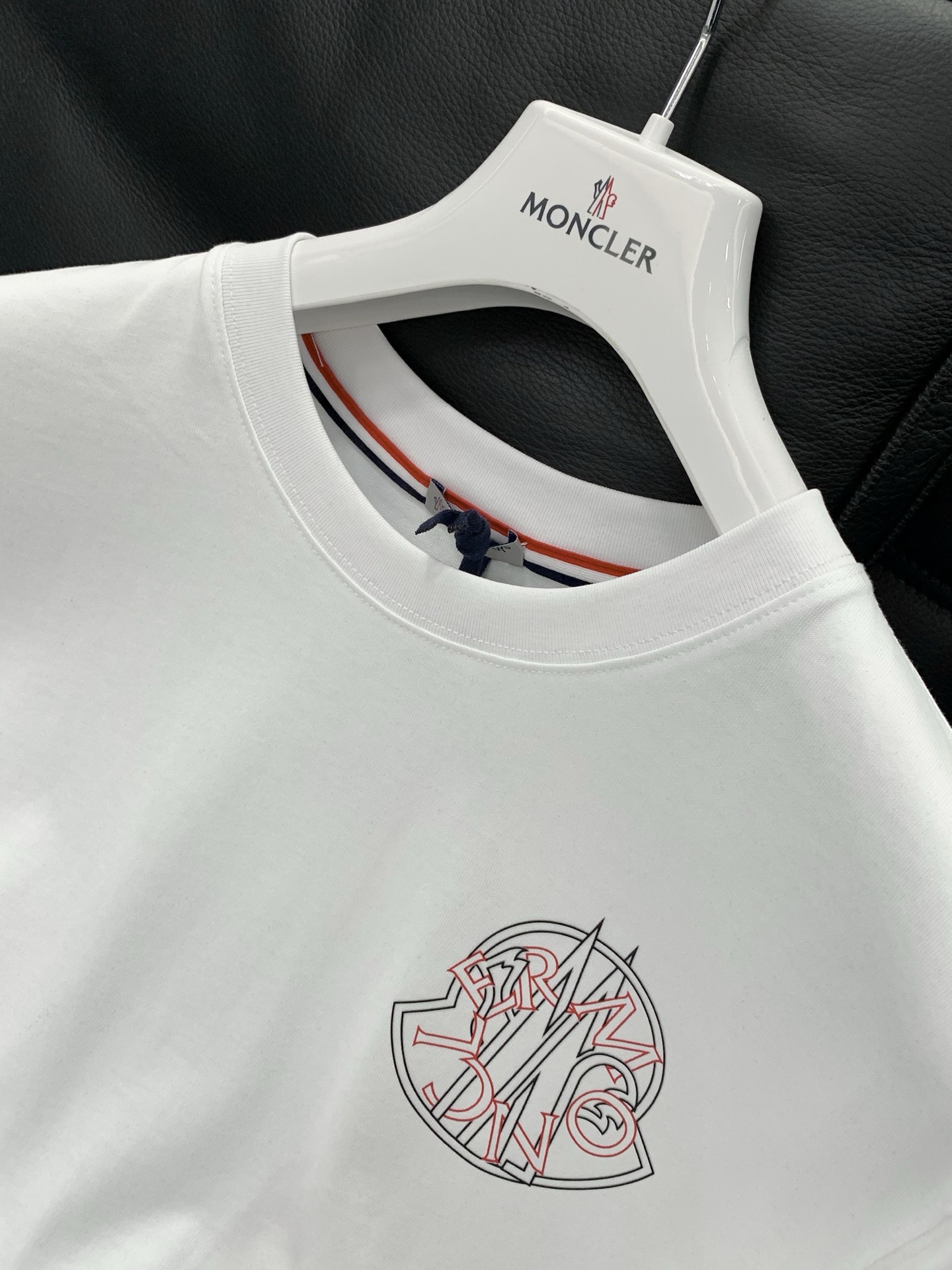 ，Moncler 蒙口，2026夏季最新品，专柜同步有售，原单狠货，时尚休闲圆领短袖T恤，上身舒适！吸睛