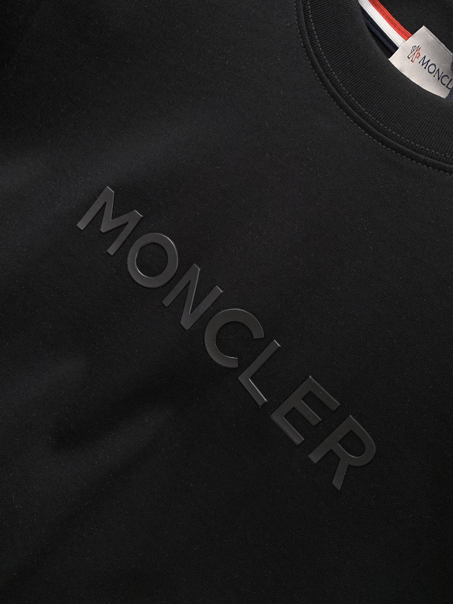 ，Moncler 蒙口，2026夏季最新品，专柜同步有售，原单狠货，时尚休闲圆领短袖T恤，上身舒适！吸睛