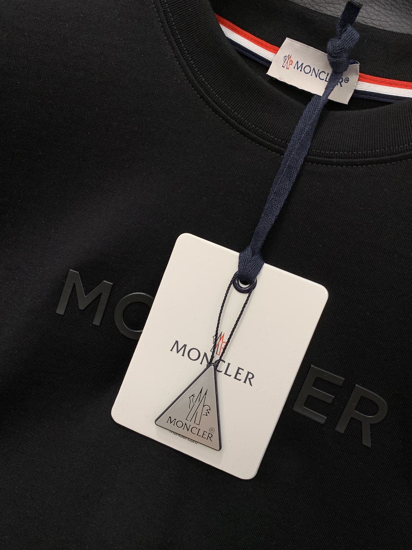，Moncler 蒙口，2026夏季最新品，专柜同步有售，原单狠货，时尚休闲圆领短袖T恤，上身舒适！吸睛