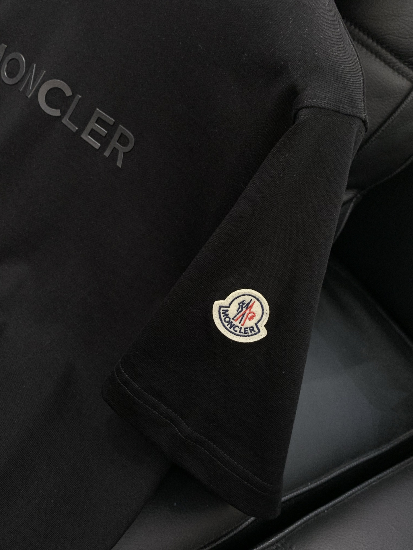 ，Moncler 蒙口，2026夏季最新品，专柜同步有售，原单狠货，时尚休闲圆领短袖T恤，上身舒适！吸睛