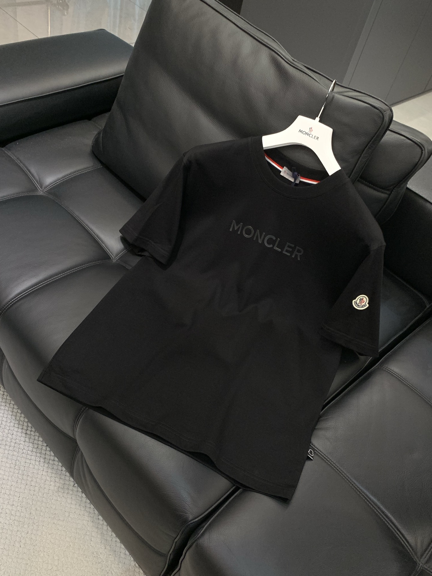 ，Moncler 蒙口，2026夏季最新品，专柜同步有售，原单狠货，时尚休闲圆领短袖T恤，上身舒适！吸睛
