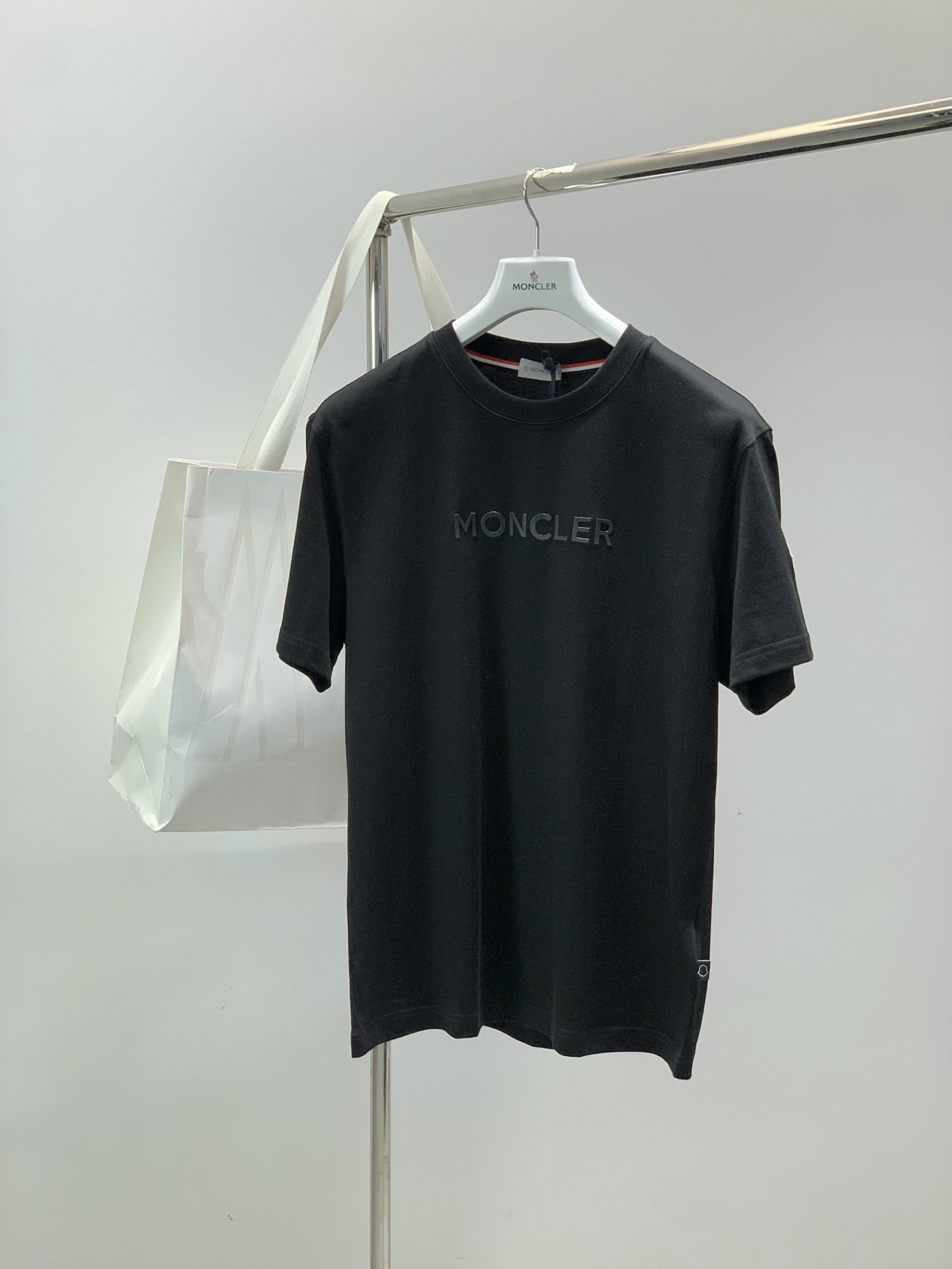 ，Moncler 蒙口，2026夏季最新品，专柜同步有售，原单狠货，时尚休闲圆领短袖T恤，上身舒适！吸睛