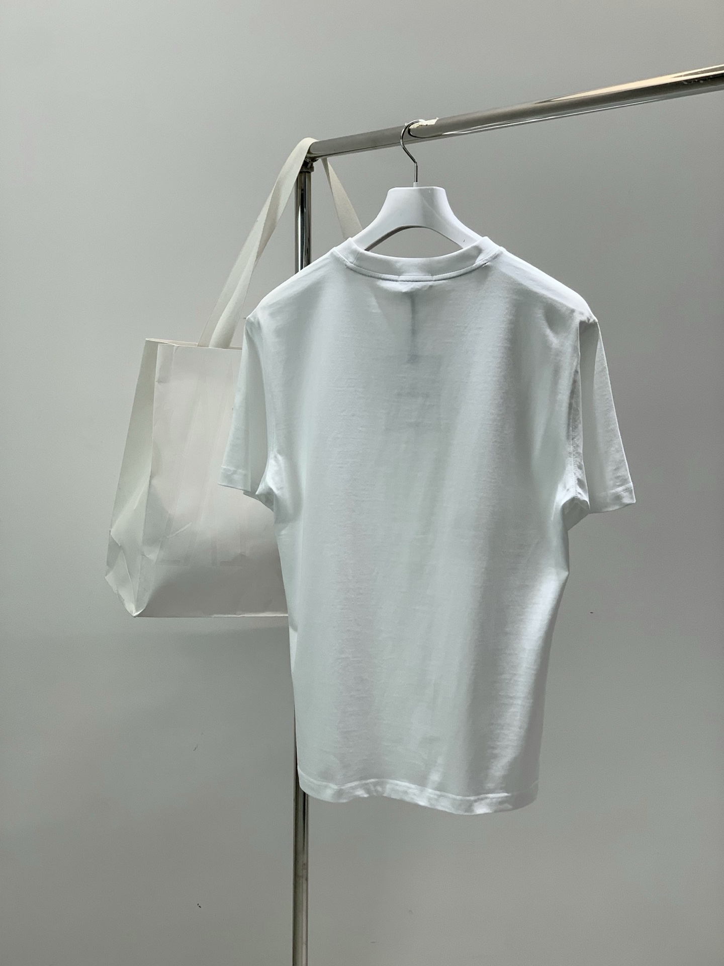 ，Moncler 蒙口，2026夏季最新品，专柜同步有售，原单狠货，时尚休闲圆领短袖T恤，上身舒适！吸睛