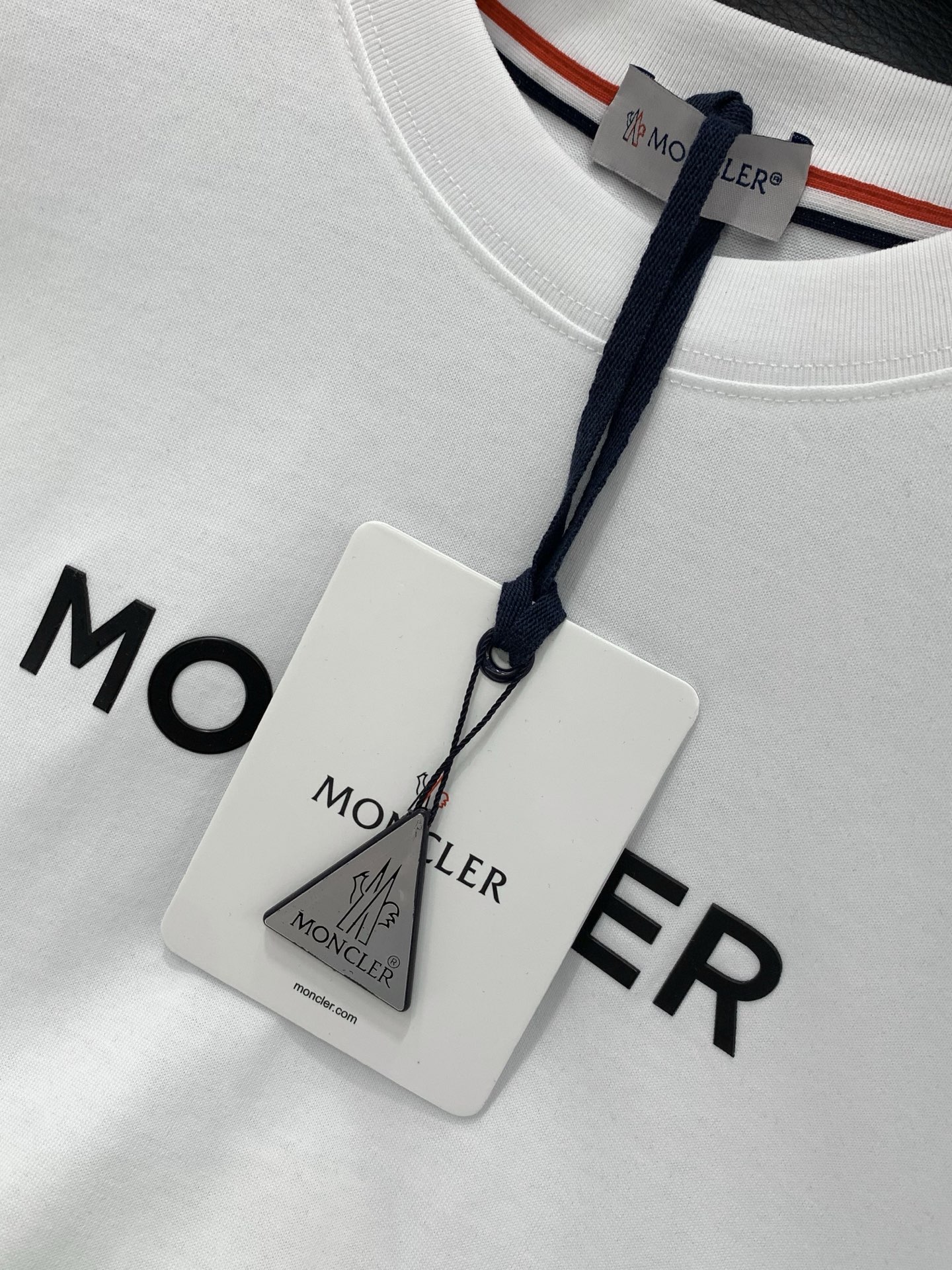 ，Moncler 蒙口，2026夏季最新品，专柜同步有售，原单狠货，时尚休闲圆领短袖T恤，上身舒适！吸睛