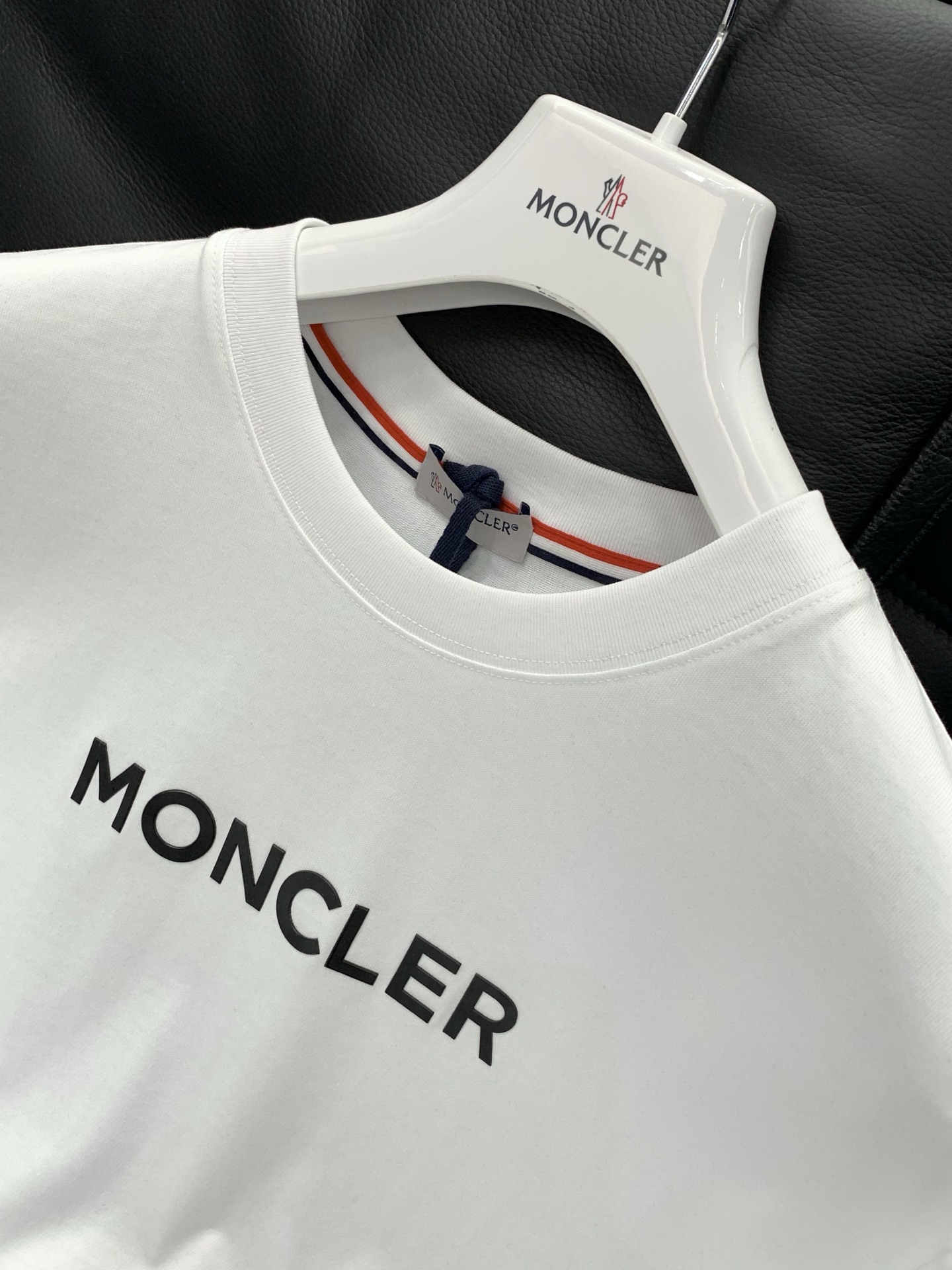 ，Moncler 蒙口，2026夏季最新品，专柜同步有售，原单狠货，时尚休闲圆领短袖T恤，上身舒适！吸睛