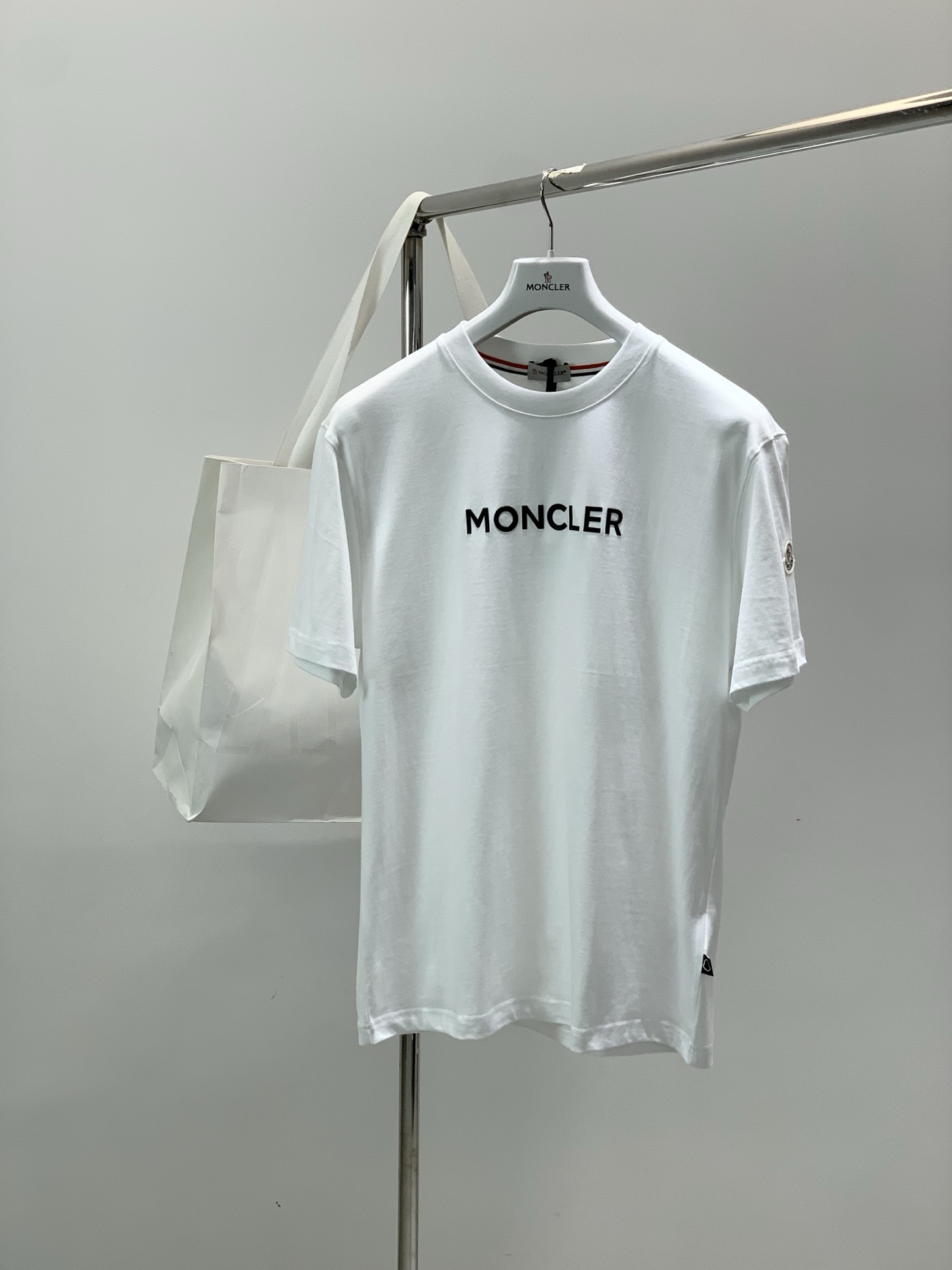 ，Moncler 蒙口，2026夏季最新品，专柜同步有售，原单狠货，时尚休闲圆领短袖T恤，上身舒适！吸睛