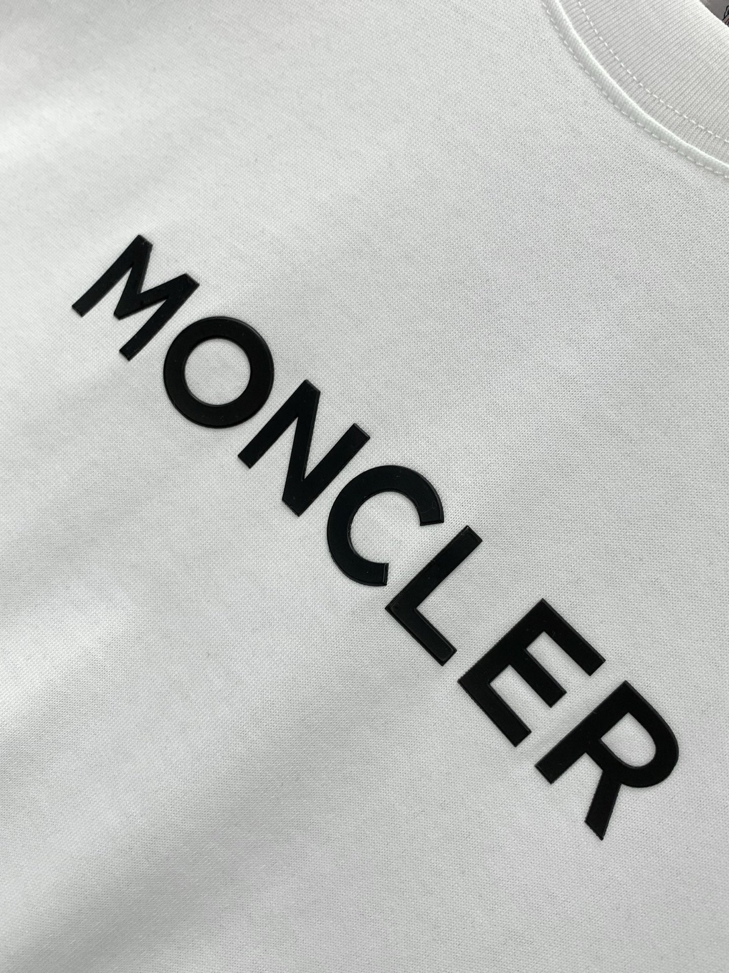 ，Moncler 蒙口，2026夏季最新品，专柜同步有售，原单狠货，时尚休闲圆领短袖T恤，上身舒适！吸睛