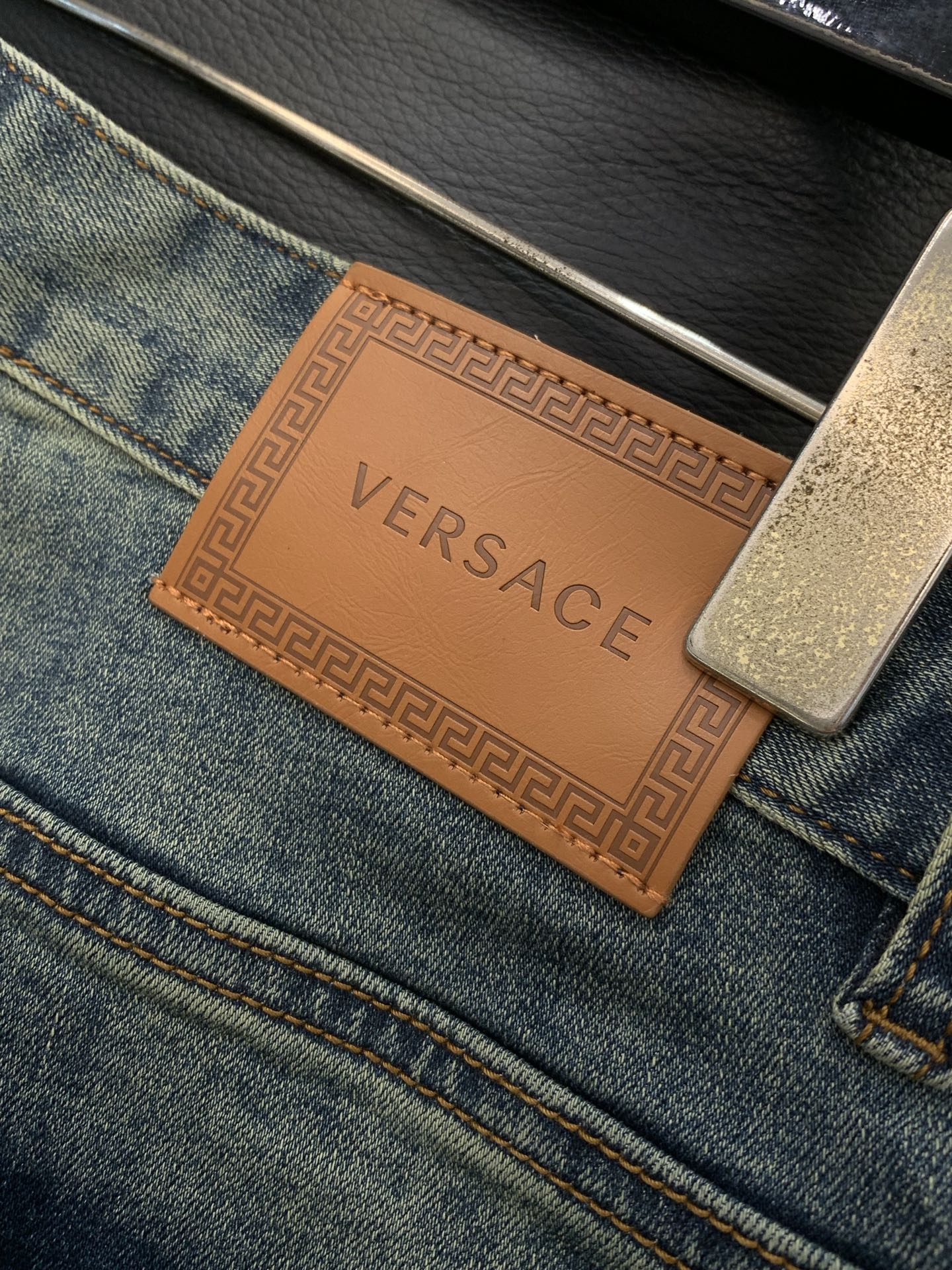 ，Versace 范思哲，2026春季最新品，专柜同步有售，原单狠货，时尚休闲水洗牛仔裤，进口原版水洗面