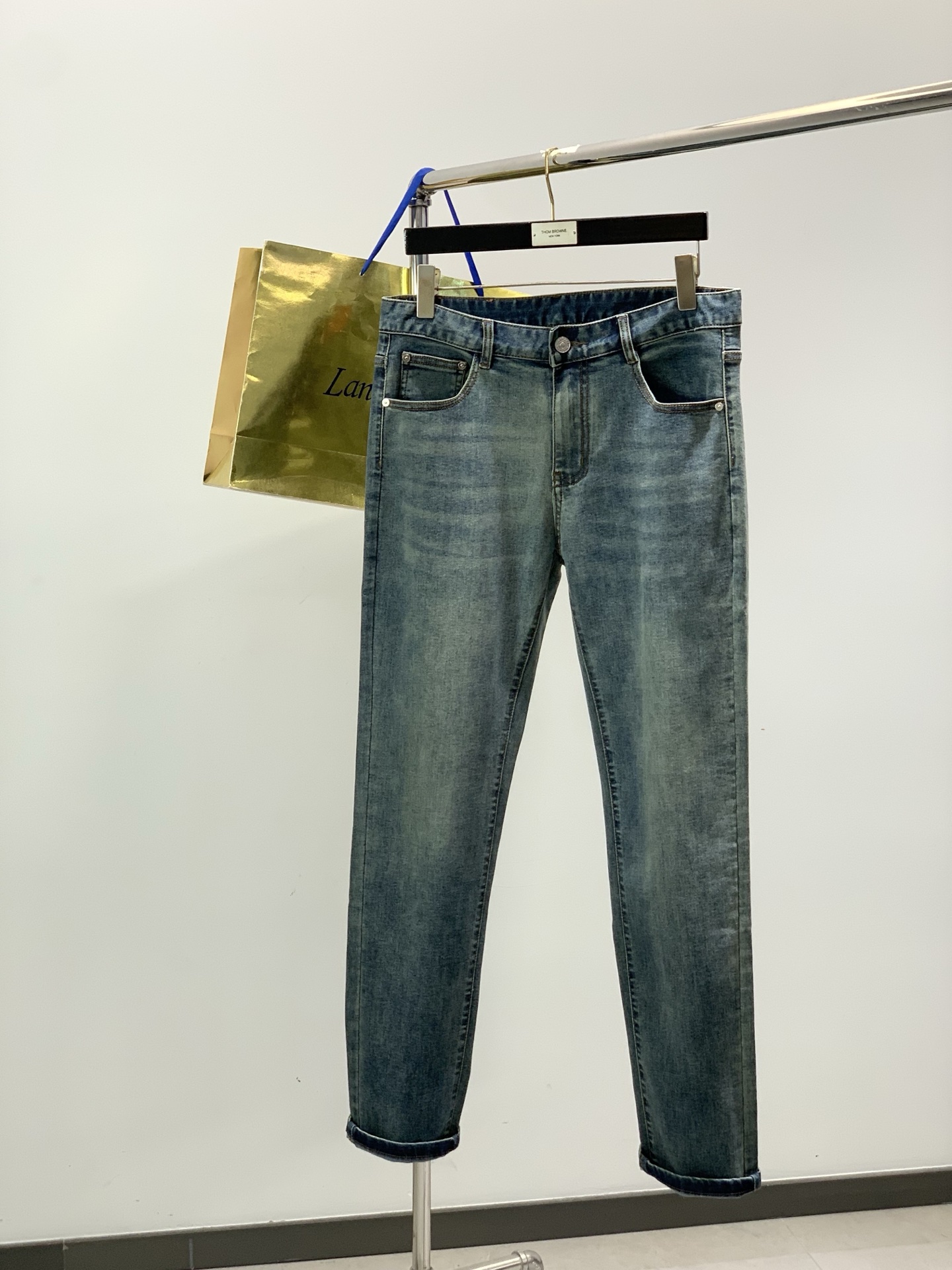 ，Versace 范思哲，2026春季最新品，专柜同步有售，原单狠货，时尚休闲水洗牛仔裤，进口原版水洗面