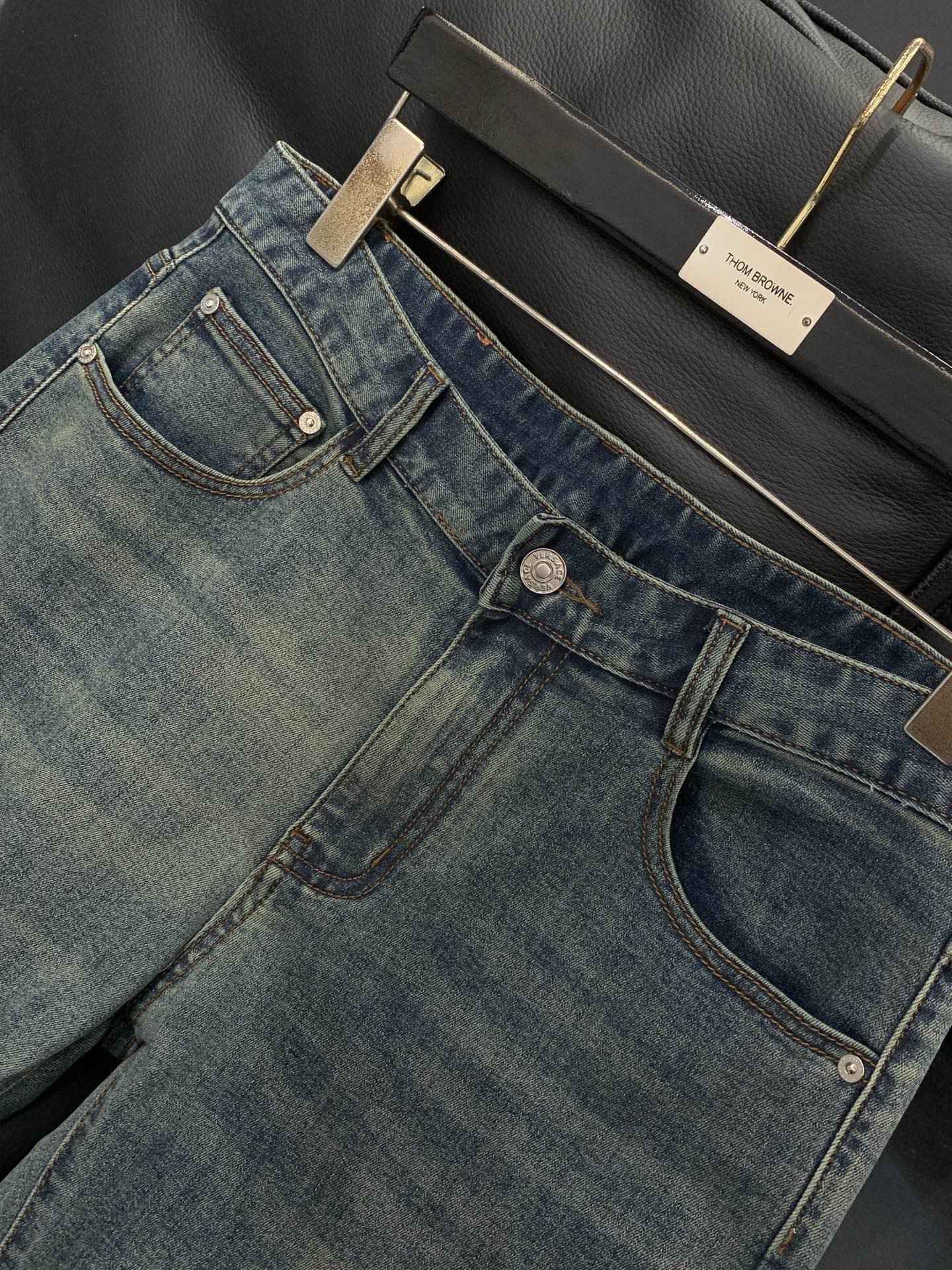 ，Versace 范思哲，2026春季最新品，专柜同步有售，原单狠货，时尚休闲水洗牛仔裤，进口原版水洗面
