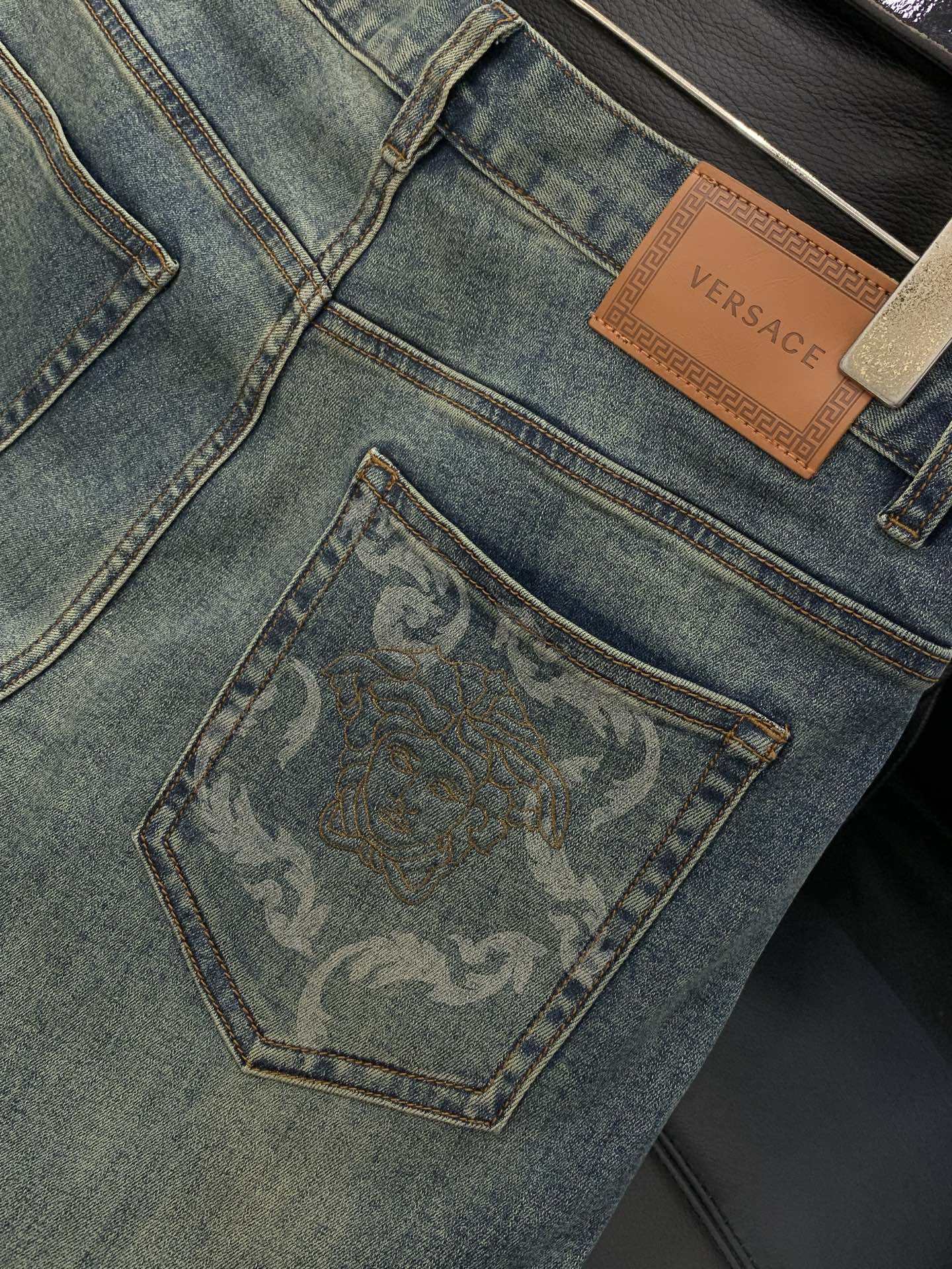 ，Versace 范思哲，2026春季最新品，专柜同步有售，原单狠货，时尚休闲水洗牛仔裤，进口原版水洗面