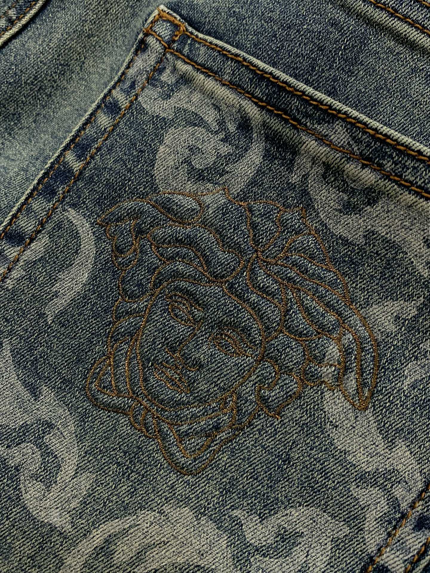 ，Versace 范思哲，2026春季最新品，专柜同步有售，原单狠货，时尚休闲水洗牛仔裤，进口原版水洗面