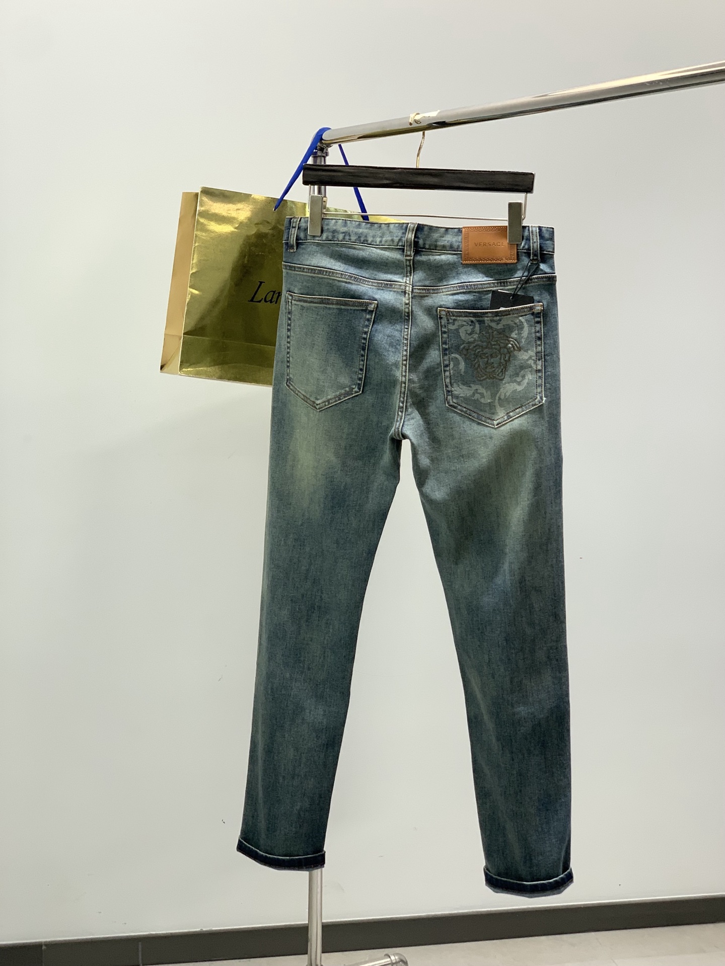 ，Versace 范思哲，2026春季最新品，专柜同步有售，原单狠货，时尚休闲水洗牛仔裤，进口原版水洗面