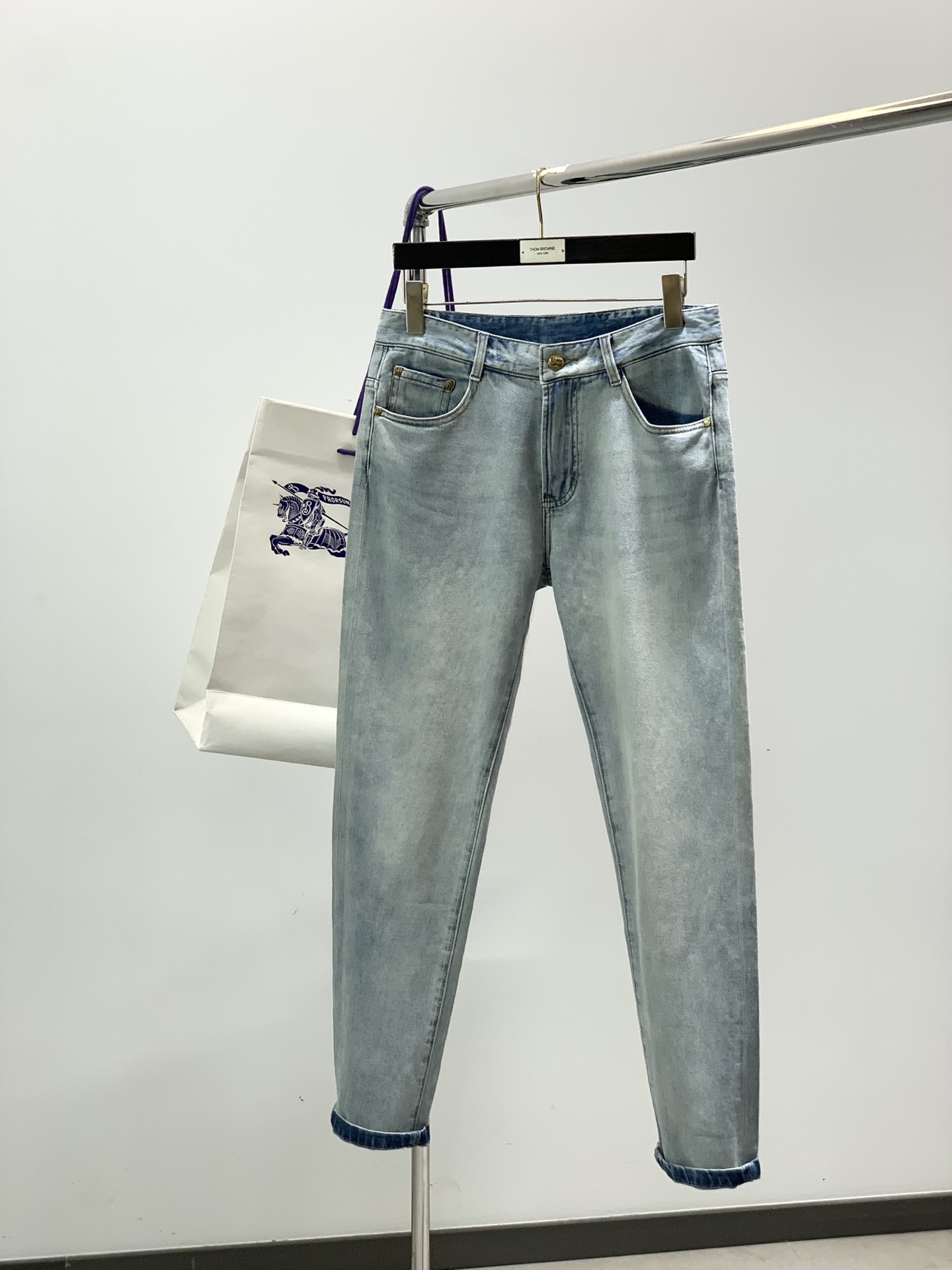 ，Burberry 巴宝莉，2026春季最新品，专柜同步有售，原单狠货，时尚休闲水洗牛仔裤，进口原版面料