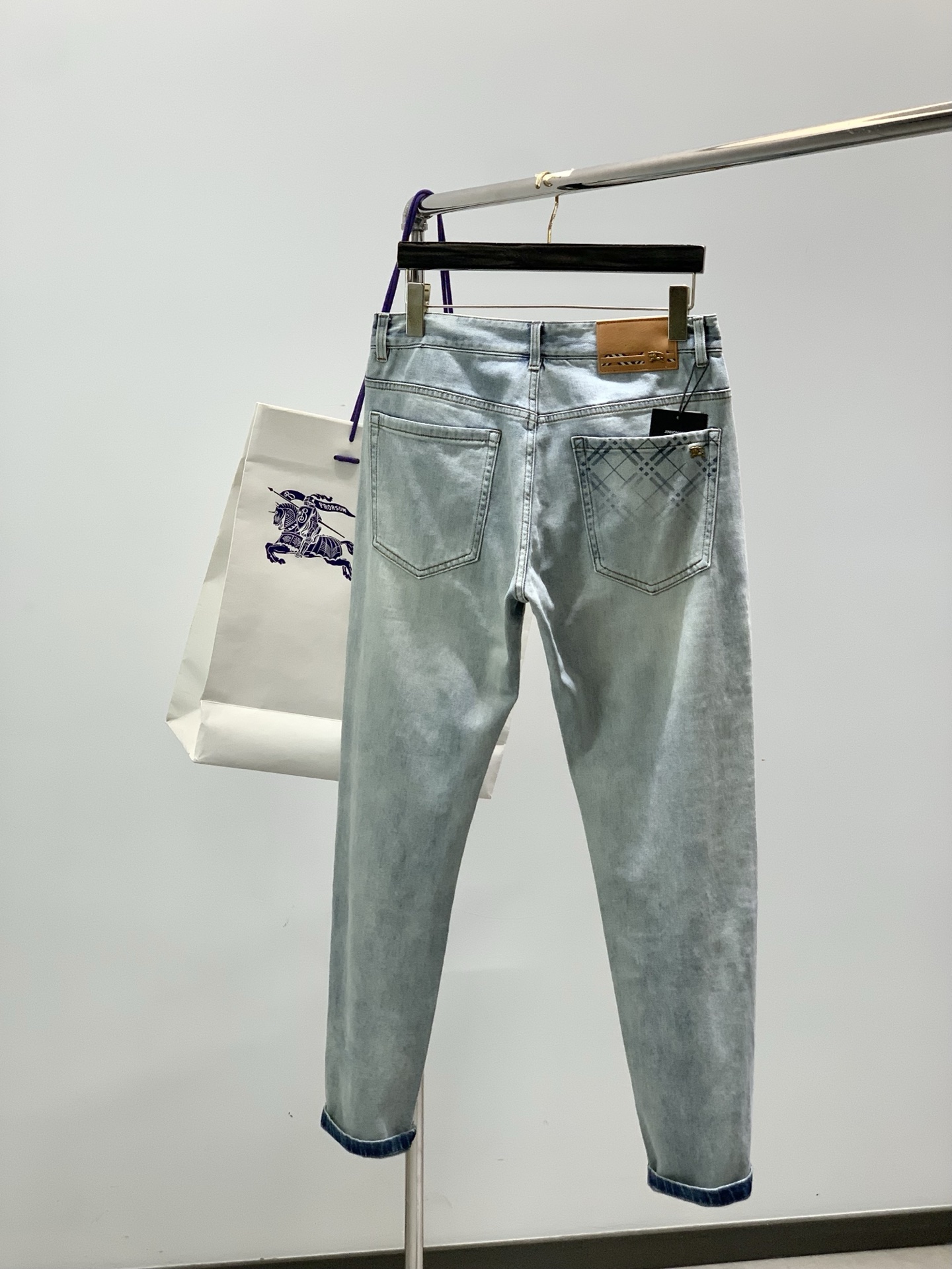 ，Burberry 巴宝莉，2026春季最新品，专柜同步有售，原单狠货，时尚休闲水洗牛仔裤，进口原版面料