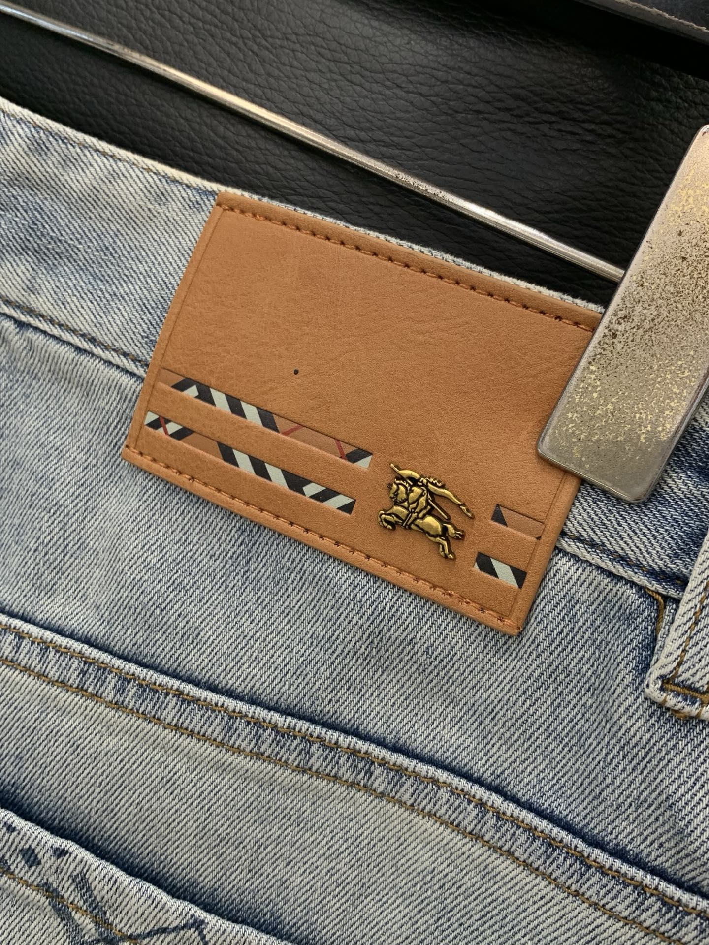 ，Burberry 巴宝莉，2026春季最新品，专柜同步有售，原单狠货，时尚休闲水洗牛仔裤，进口原版面料