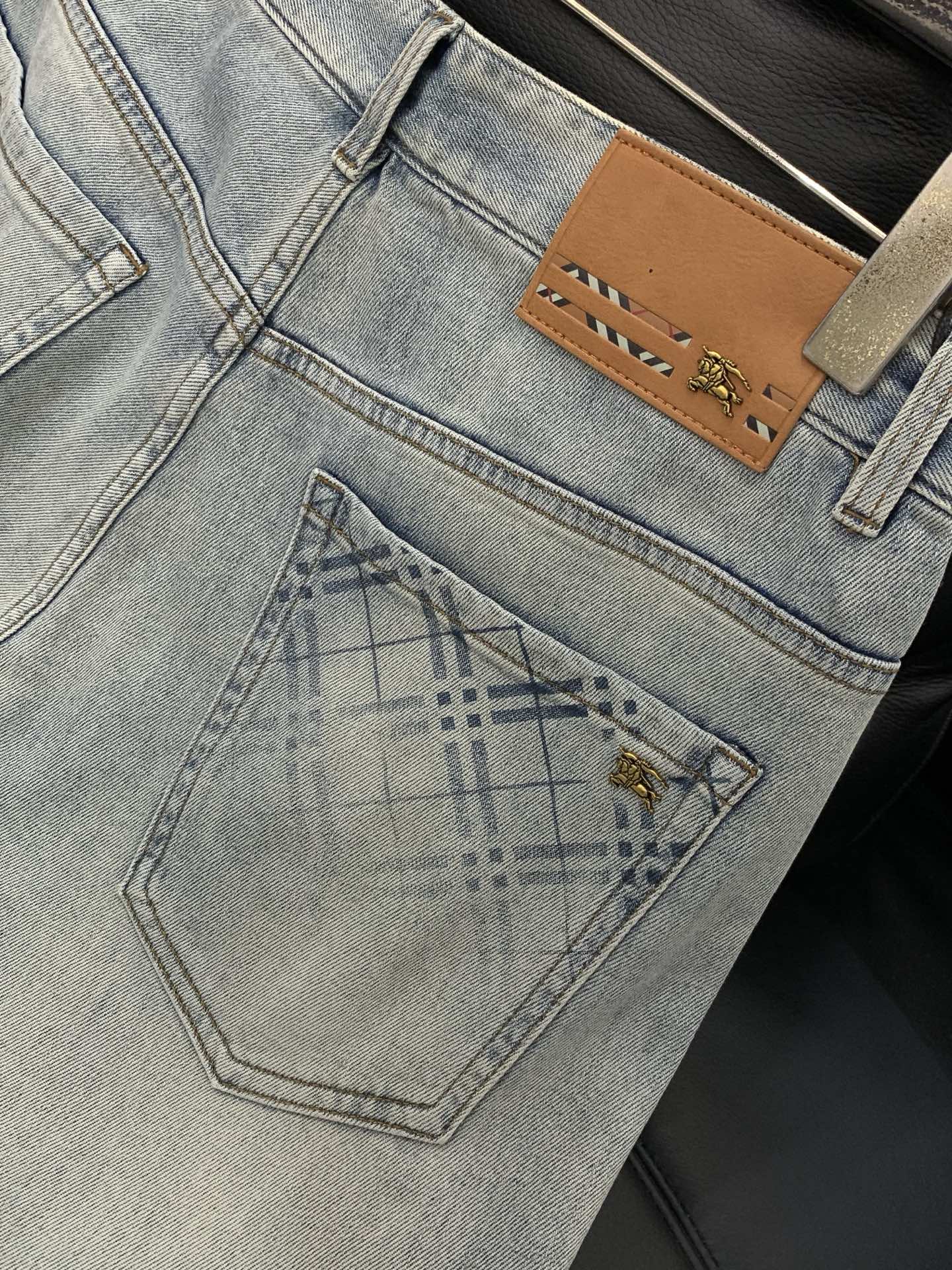 ，Burberry 巴宝莉，2026春季最新品，专柜同步有售，原单狠货，时尚休闲水洗牛仔裤，进口原版面料