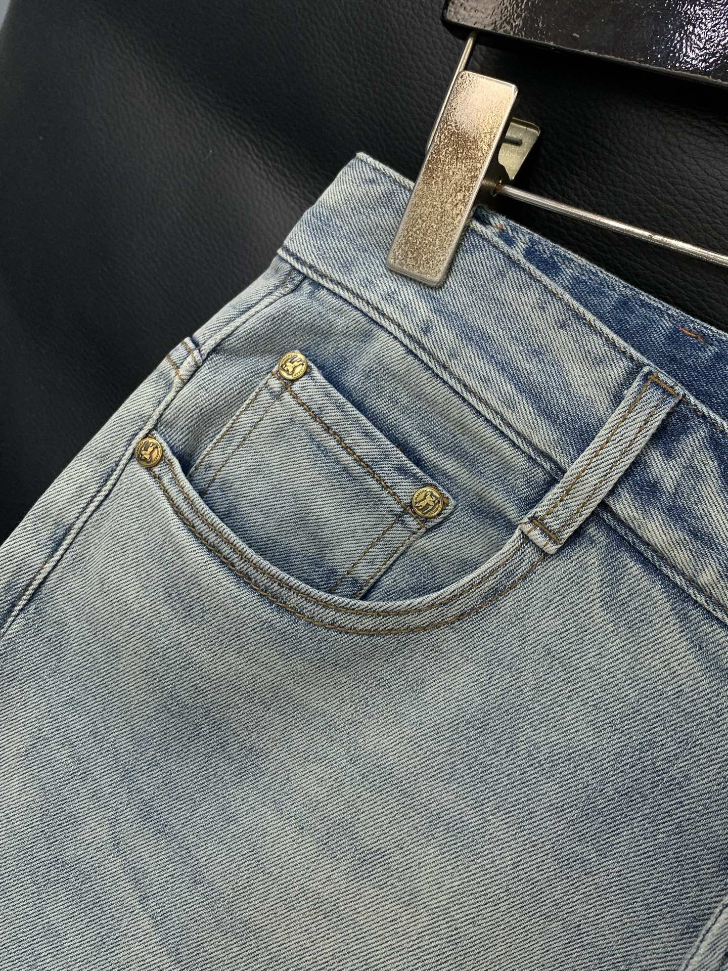 ，Burberry 巴宝莉，2026春季最新品，专柜同步有售，原单狠货，时尚休闲水洗牛仔裤，进口原版面料